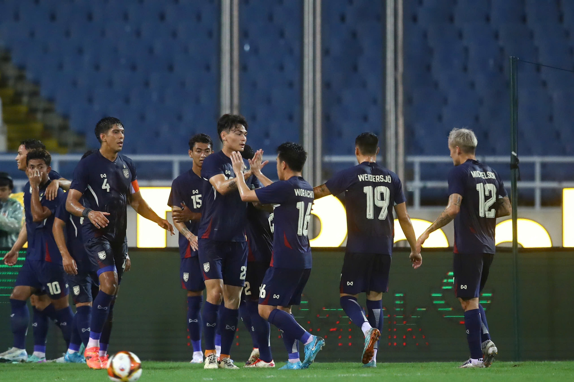 Lợi thế dẫn bàn của tuyển Việt Nam kéo dài đúng 4 phút. Phút 26, các cầu thủ Thái Lan dàn xếp đá phạt bài bản, Ekanit treo bóng cho Patrik đánh đầu chuyền bóng để Suphanat dứt điểm cận thành gỡ hòa 1-1 cho đội khách.