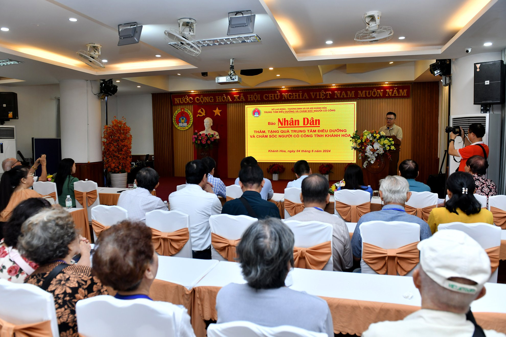 Quang cảnh buổi trao quà giữa Báo Nhân Dân và Trung tâm Điều dưỡng và Chăm sóc người có công tỉnh Khánh Hòa.