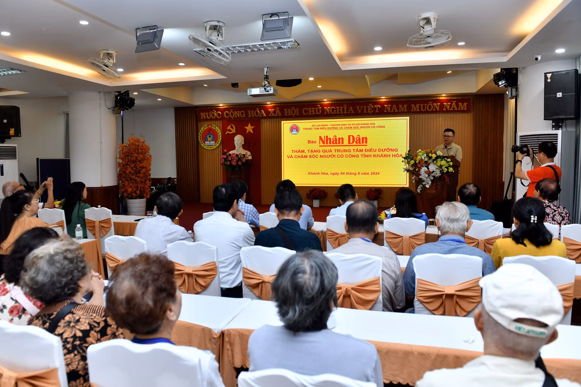 Quang cảnh buổi trao quà giữa Báo Nhân Dân và Trung tâm Điều dưỡng và Chăm sóc người có công tỉnh Khánh Hòa.