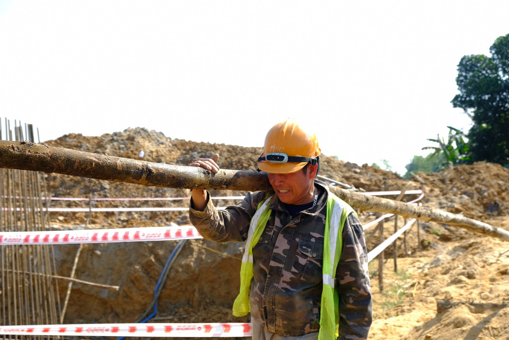 Dù thời tiết nắng hay mưa, các công nhân luôn có phương án để thi công, tìm cách khắc phục, bảo đảm tiến độ dự án đạt đúng thời gian dự kiến là 30/6/2024.