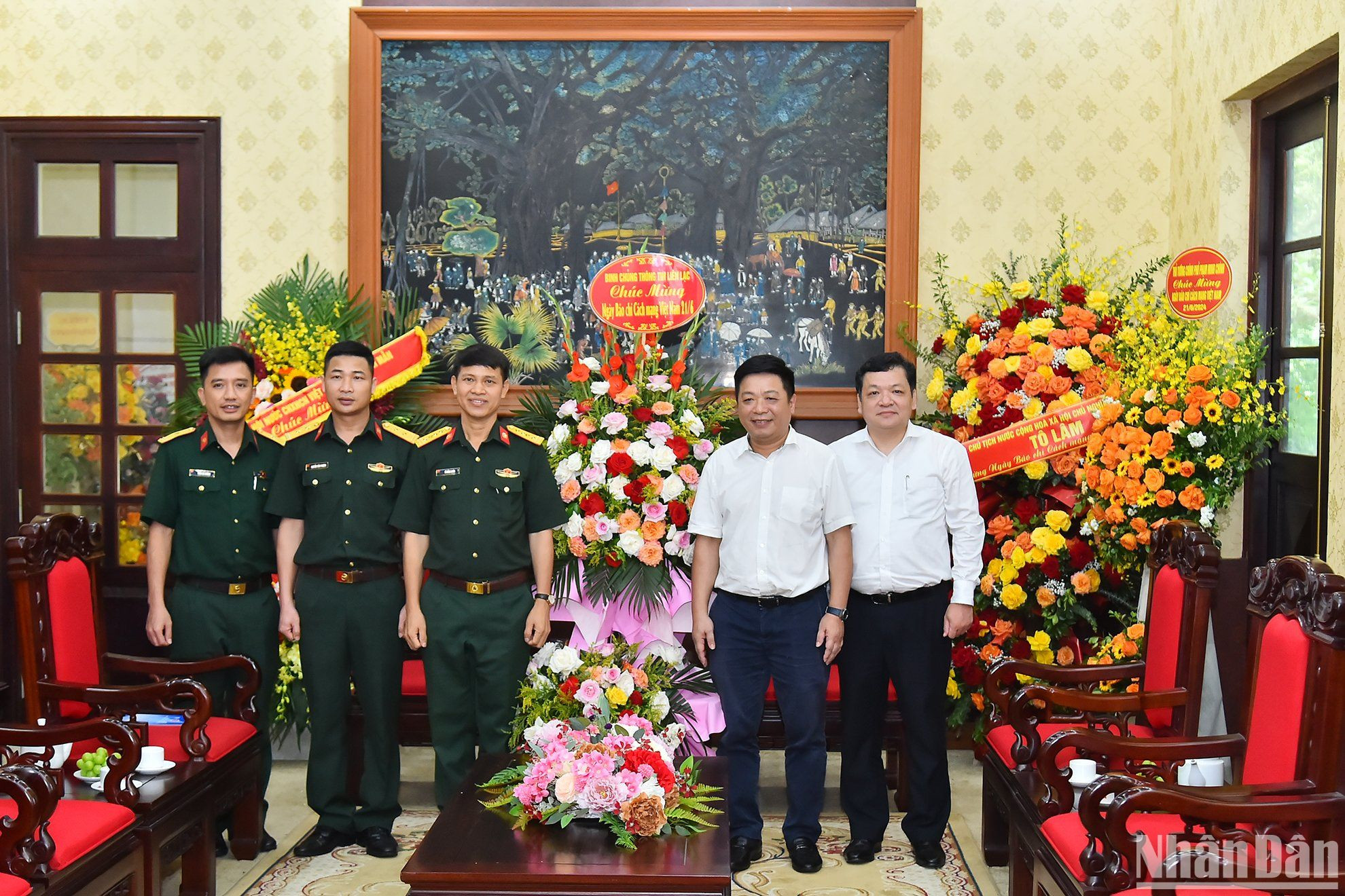 Đại tá Tô Hồng Quân, Phó Chính ủy Binh chủng thông tin liên lạc chúc mừng Ban Biên tập cùng cán bộ, nhân viên Báo Nhân Dân.