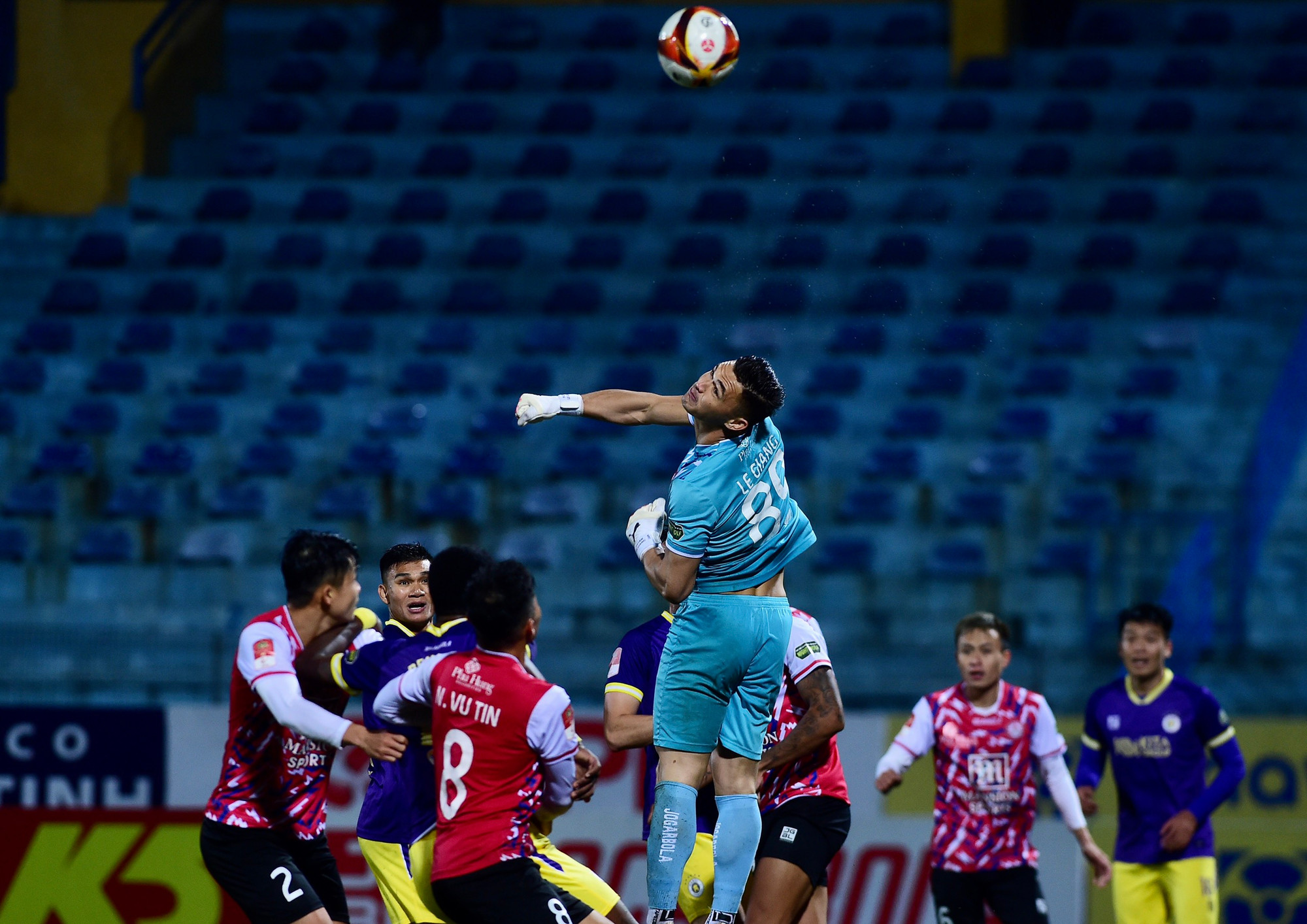 Thủ thành Patrik Lê Giang bay người cản phá bóng.