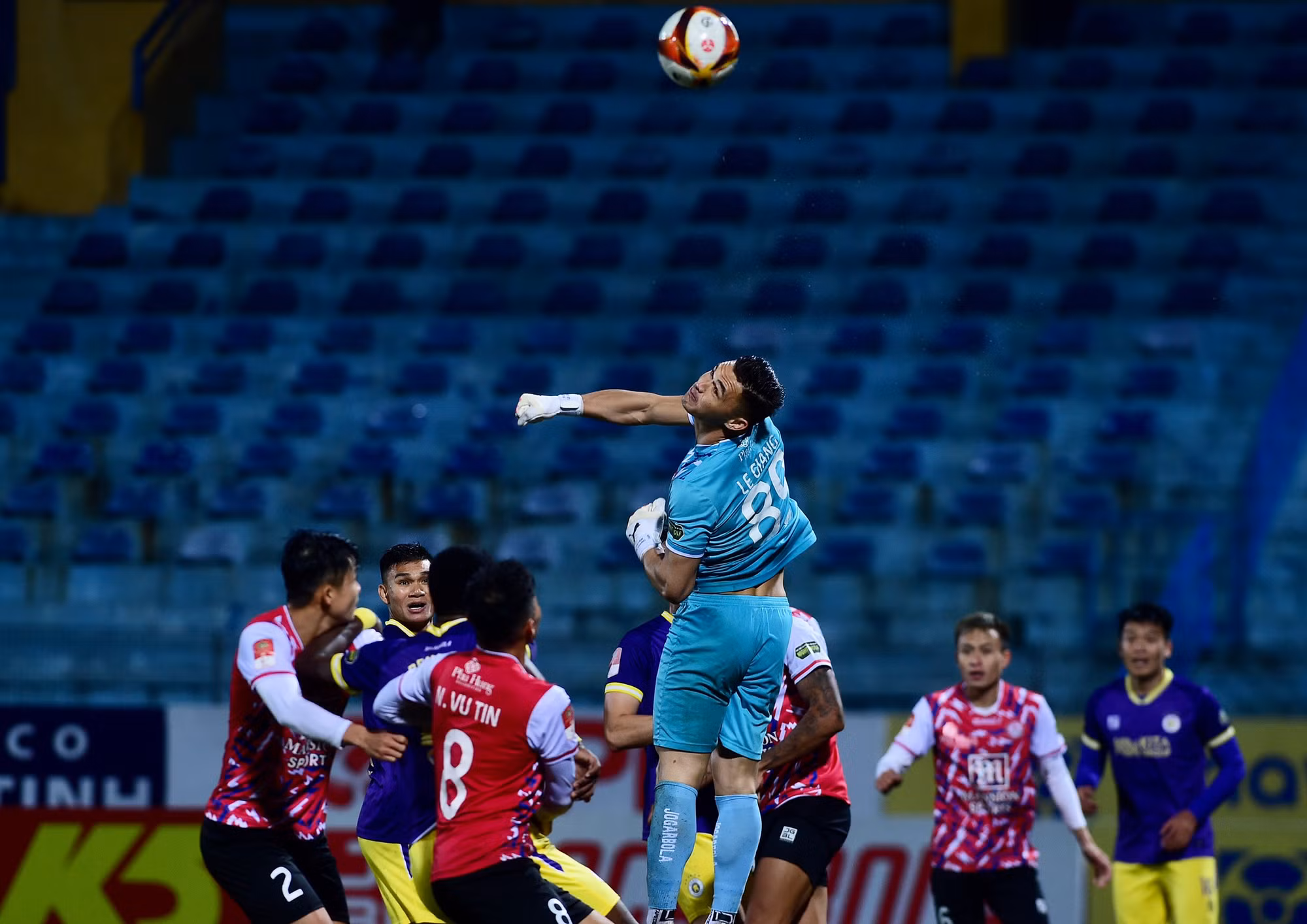 Thủ thành Patrik Lê Giang bay người cản phá bóng.