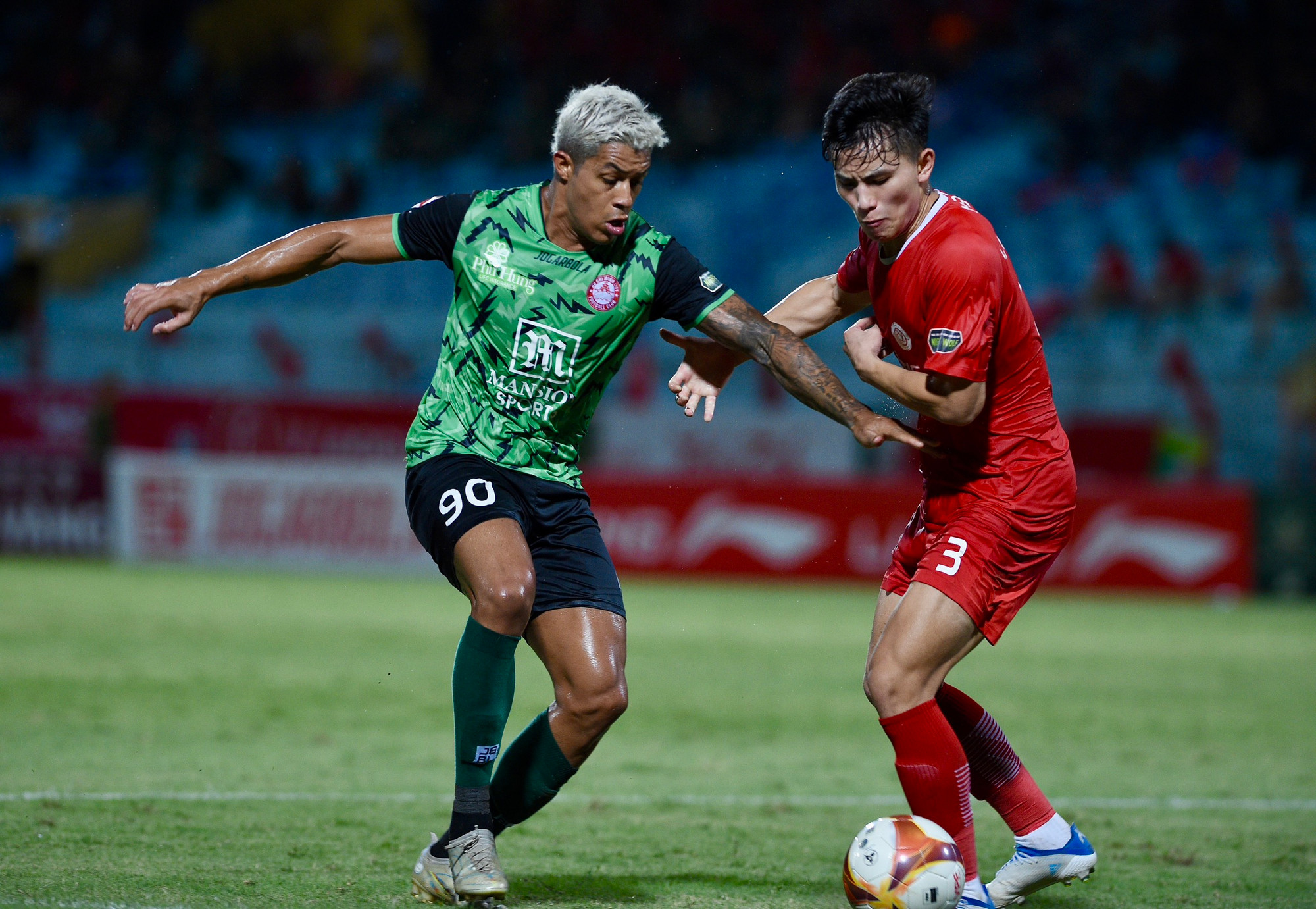 Sức ép được tạo ra ngay trong những đường bóng đầu tiên. Sức ép được tạo ra ngay trong những đường bóng đầu tiên.