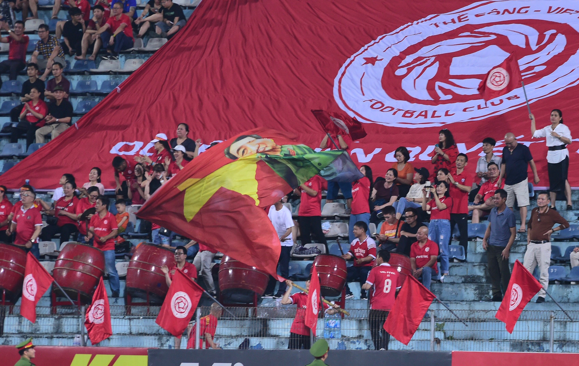 Cổ động viên Thể Công Viettel vui mừng khi đội chủ nhà giành chiến thắng ngược dòng.