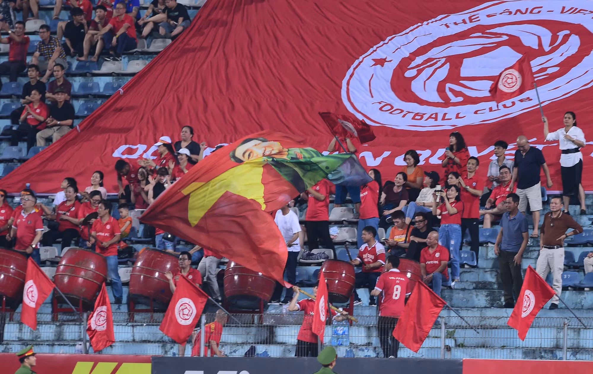 Cổ động viên Thể Công Viettel vui mừng khi đội chủ nhà giành chiến thắng ngược dòng.