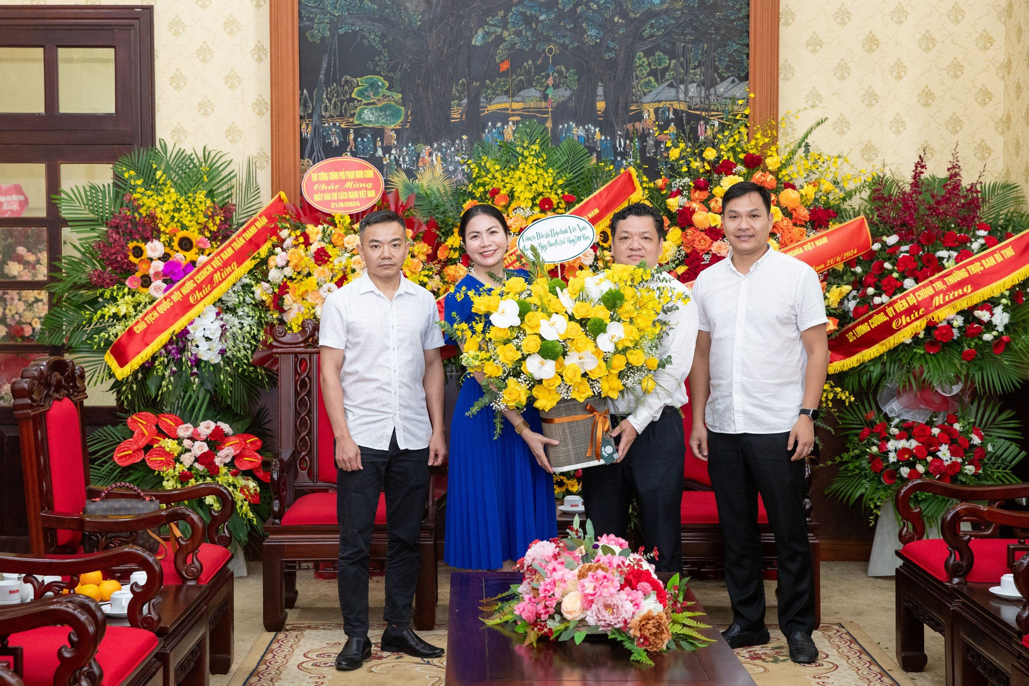 Công ty đấu giá Hợp danh Việt Nam chúc mừng Báo Nhân Dân.