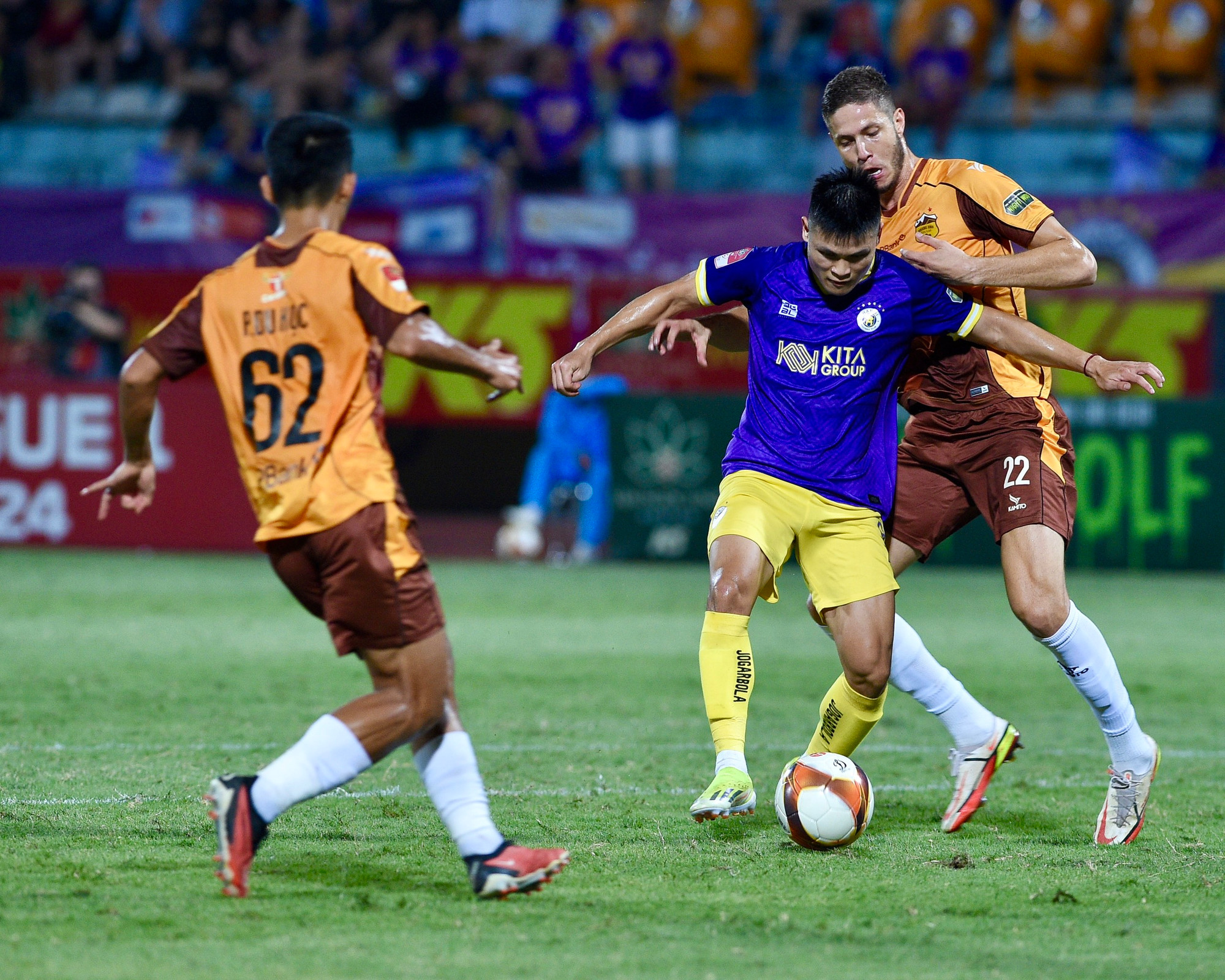 Lối chơi áp đặt của Hà Nội sớm đem lại hiệu quả.