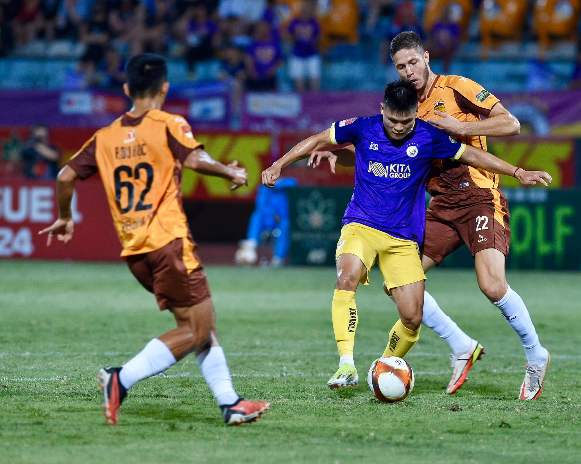 Lối chơi áp đặt của Hà Nội sớm đem lại hiệu quả.