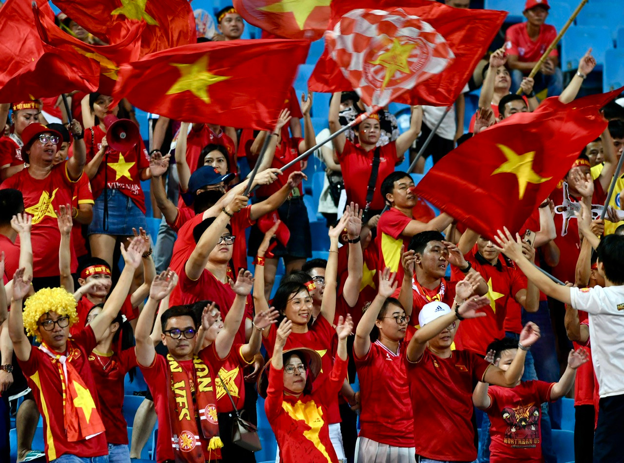 Tưng bừng khí thế "tiếp lửa" cho các học trò của huấn luyện viên Kim Sang Sik.