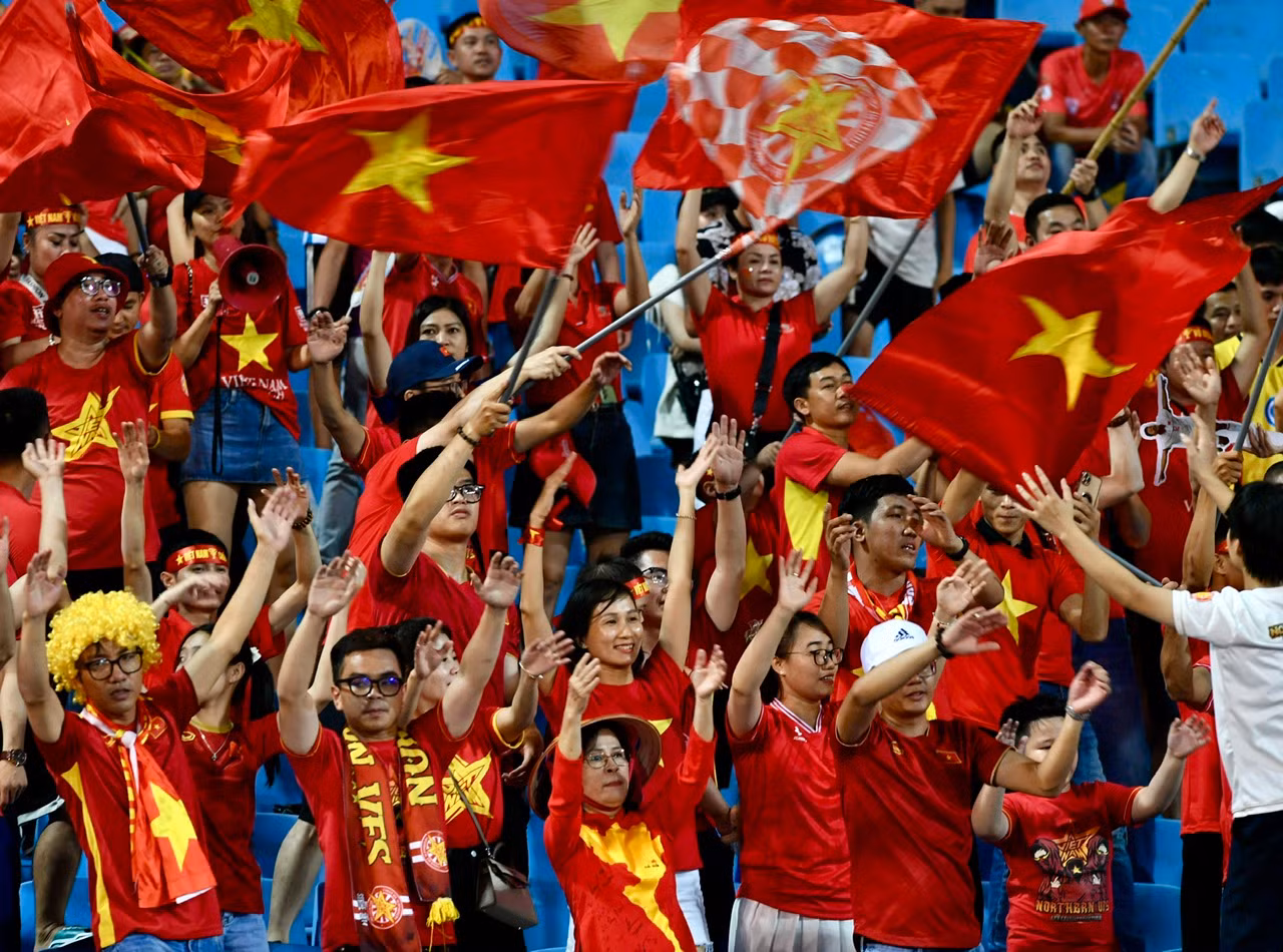 Tưng bừng khí thế "tiếp lửa" cho các học trò của huấn luyện viên Kim Sang Sik.