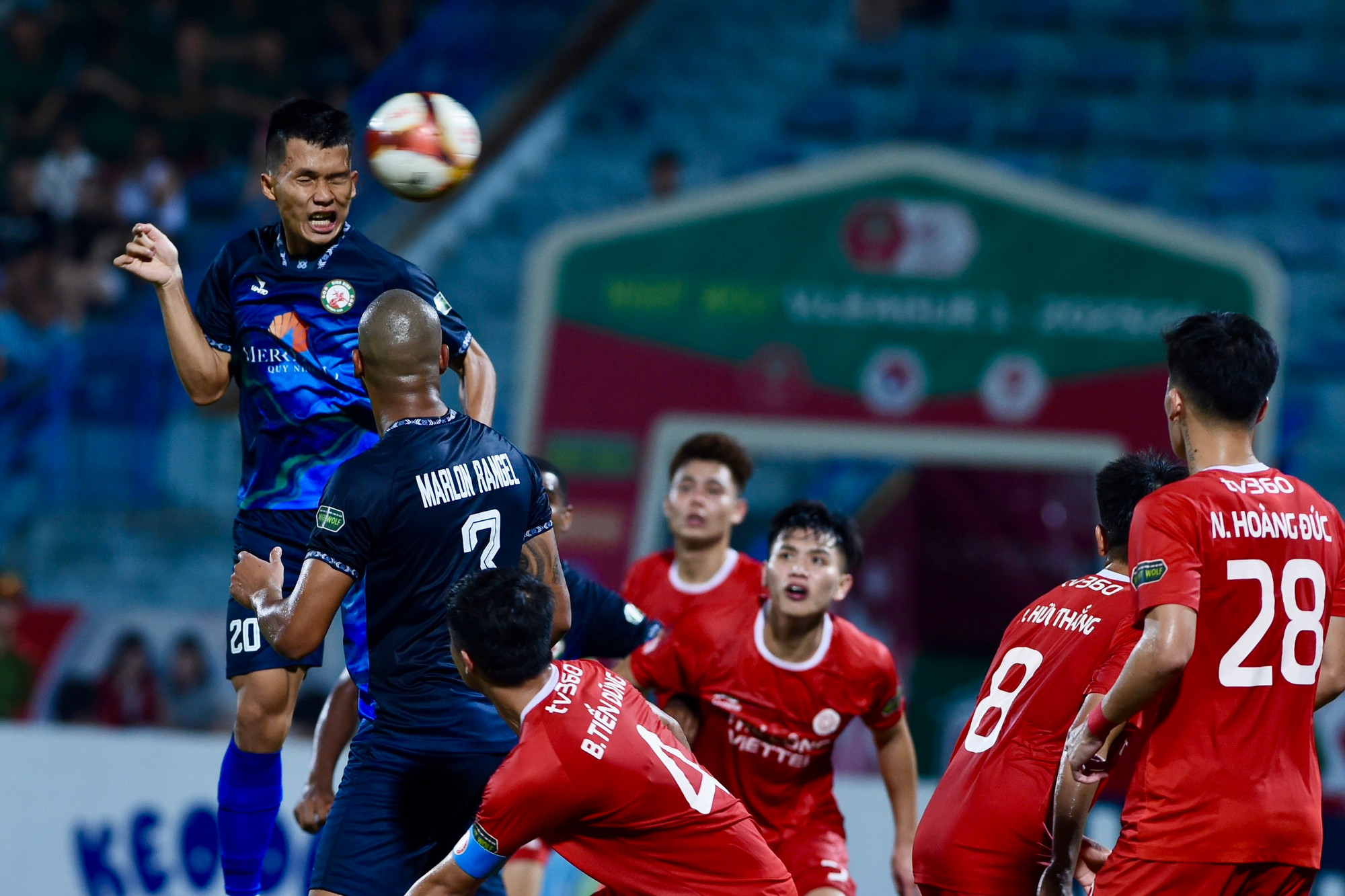 Hai đội không thể tạo ra đột biến ở những phút còn lại của trận đấu. Hai đội chấp nhận chia điểm trên sân Hàng Đẫy với tỷ số 1-1.