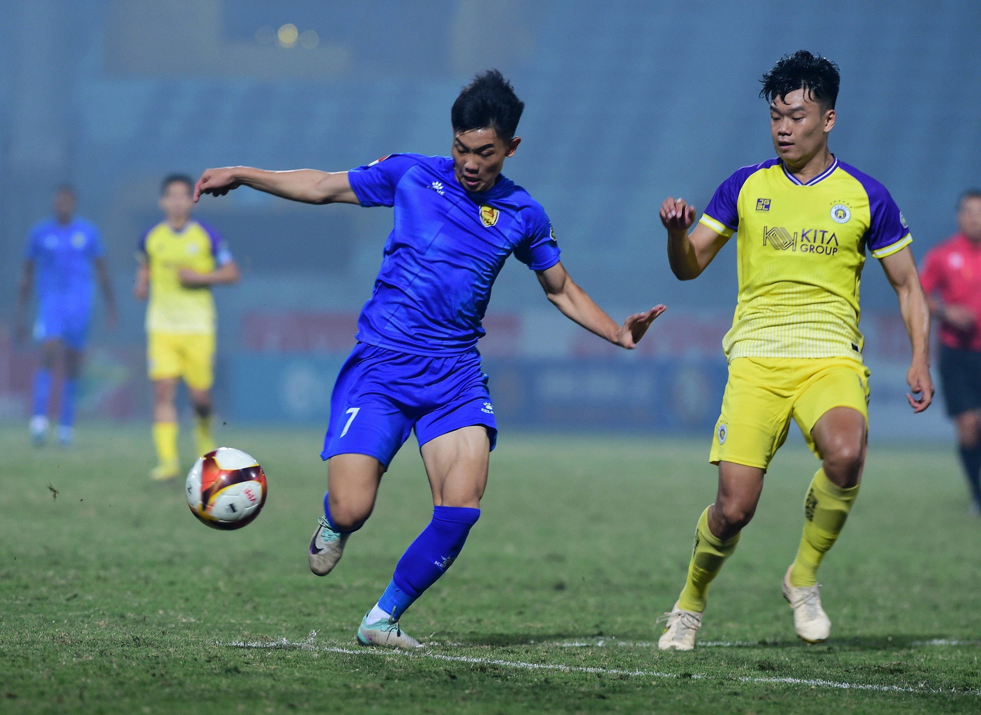 Đầu hiệp hai, huấn luyện viên Văn Sỹ Sơn tung Đình Bắc và Hoàng Vũ Samson vào sân.