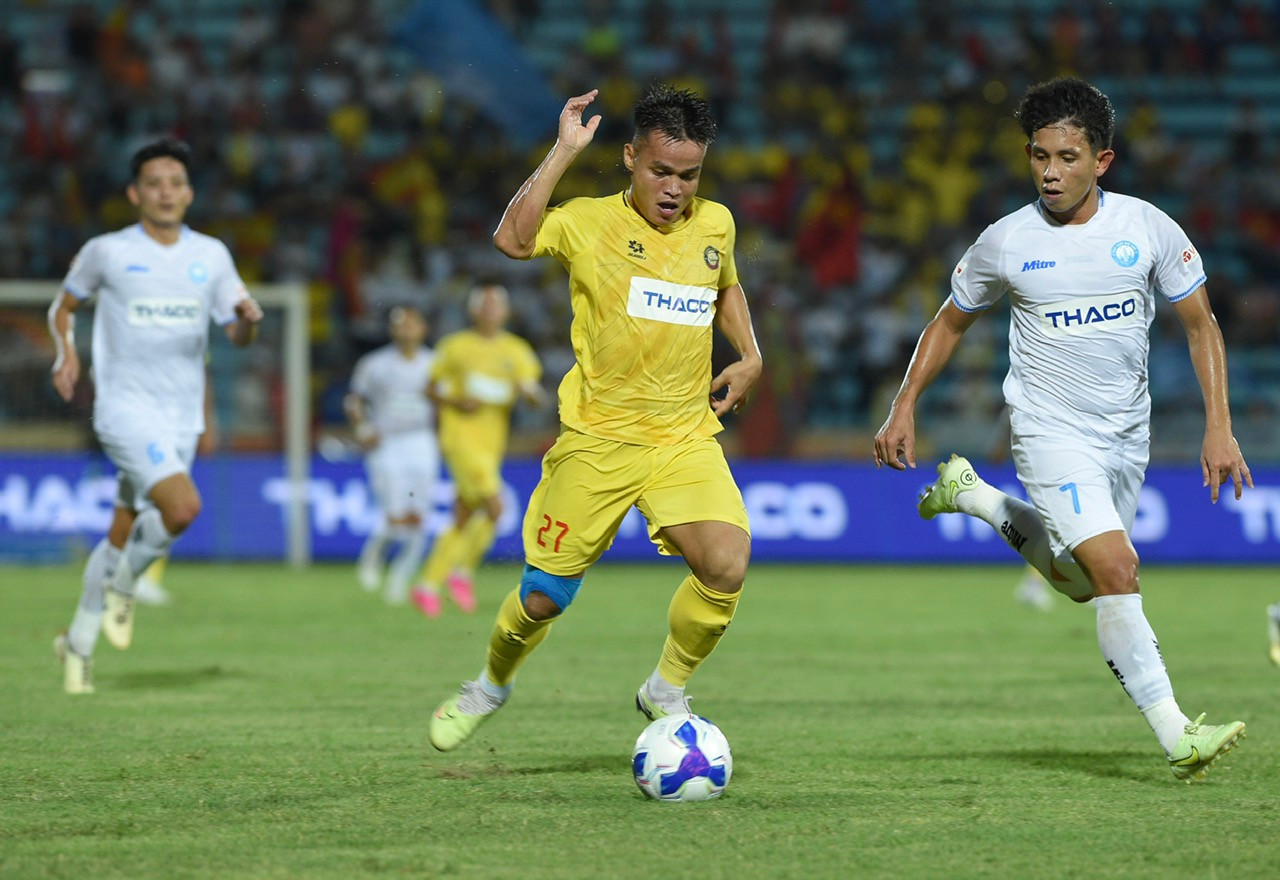 Sang hiệp 2, hai đội tiếp tục đẩy cao tốc độ nhằm tìm kiếm bàn thắng.