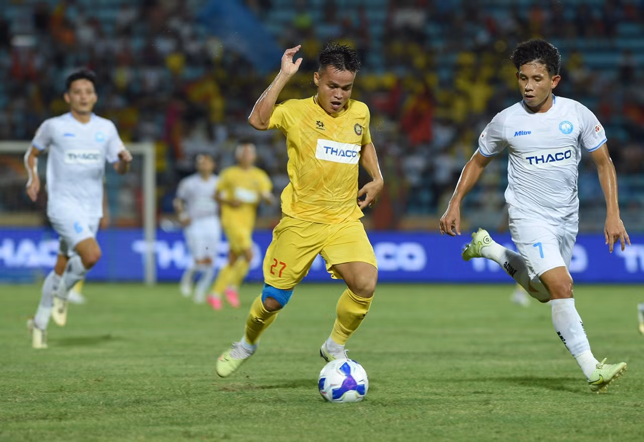 Sang hiệp 2, hai đội tiếp tục đẩy cao tốc độ nhằm tìm kiếm bàn thắng.