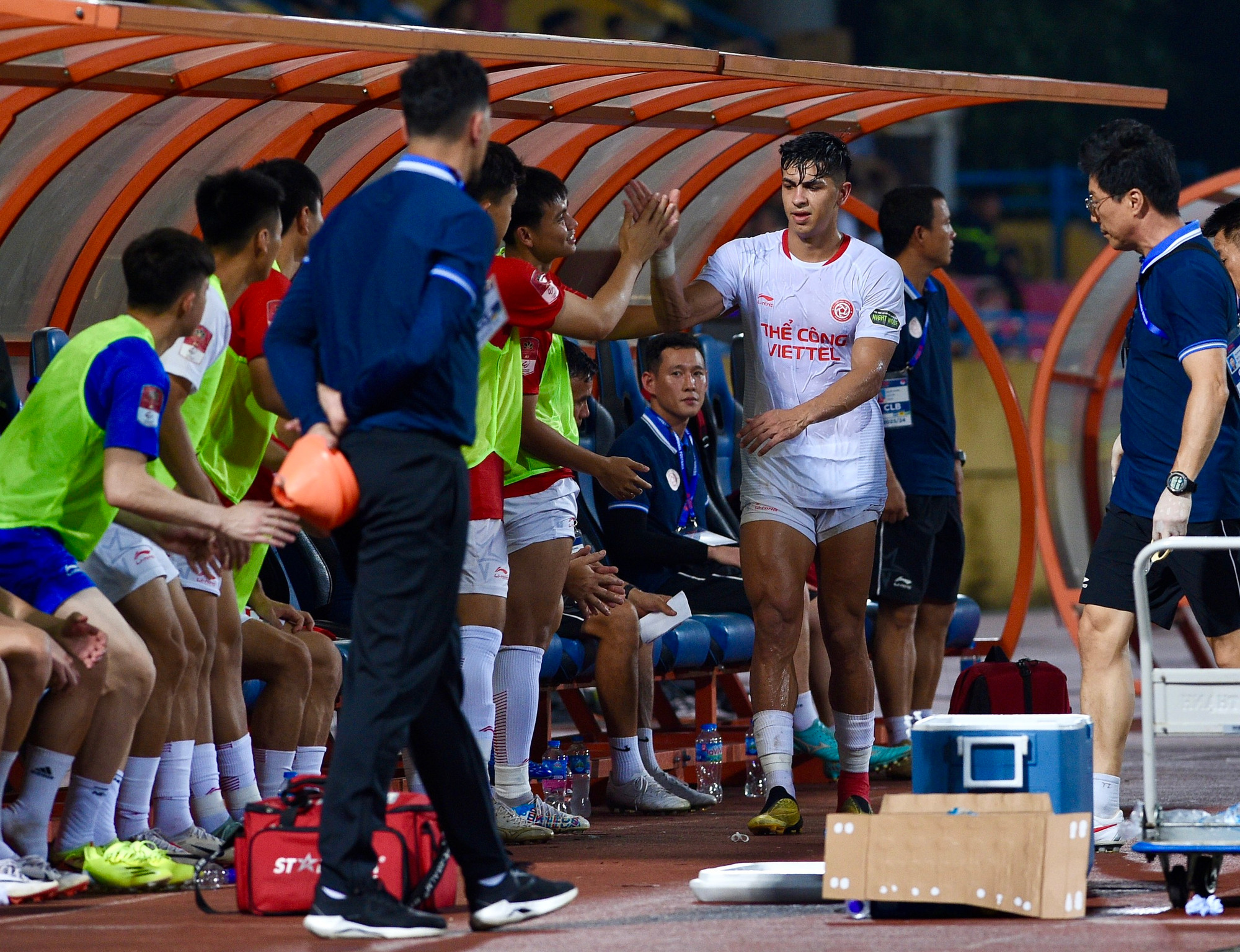 Ngoại binh ngôi sao của Thể Công Viettel - Pedro Henrique phải rời sân vì chấn thương. Ngoại binh ngôi sao của Thể Công Viettel - Pedro Henrique phải rời sân vì chấn thương.