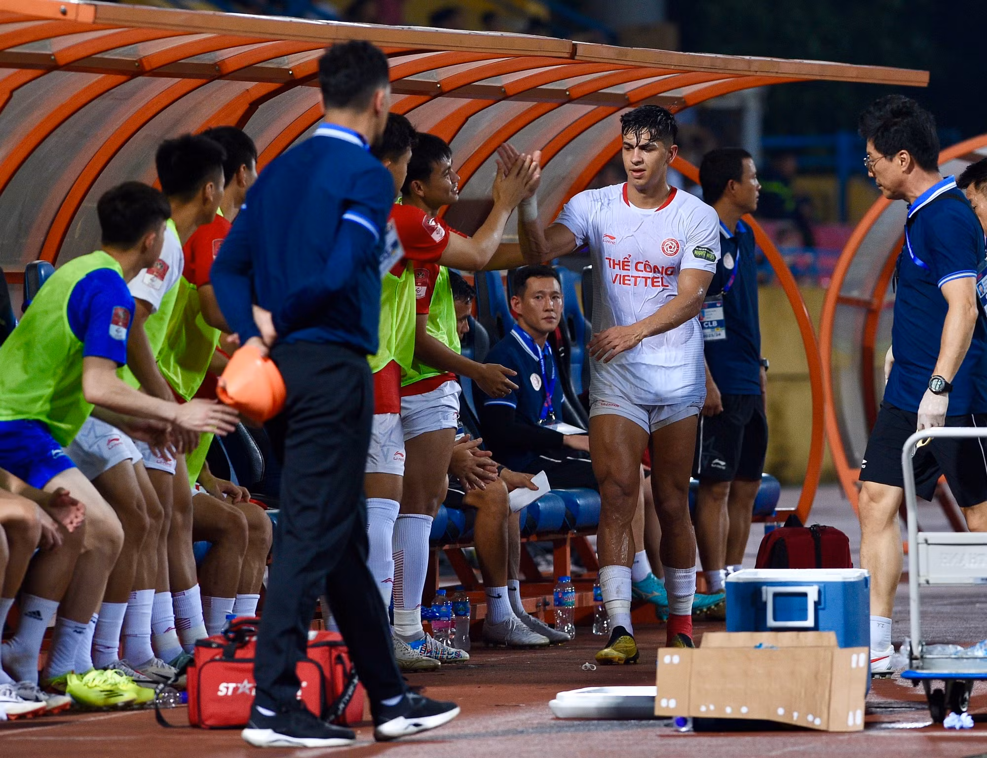 Ngoại binh ngôi sao của Thể Công Viettel - Pedro Henrique phải rời sân vì chấn thương.