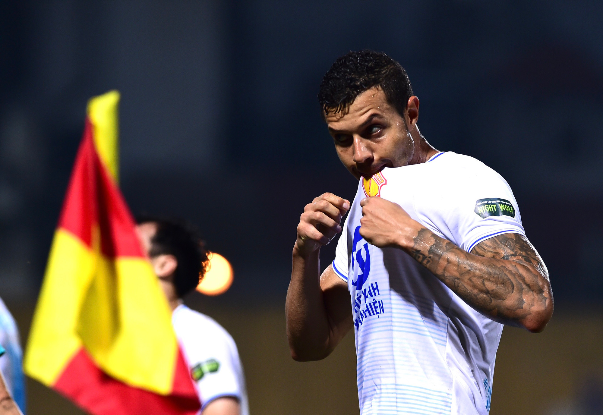 Khi những người có mặt trên sân đã nghĩ đến kết quả hòa, thì bàn thắng quyết định xuất hiện ở phút bù giờ thứ 6 của hiệp hai. Rafaelson chuyền bóng từ cánh phải, để Lucas Alves đá nối, ghi bàn ấn định chiến thắng 2-1 cho Nam Định. Khi những người có mặt trên sân đã nghĩ đến kết quả hòa, thì bàn thắng quyết định xuất hiện ở phút bù giờ thứ 6 của hiệp hai. Rafaelson chuyền bóng từ cánh phải, để Lucas Alves đá nối, ghi bàn ấn định chiến thắng 2-1 cho Nam Định.