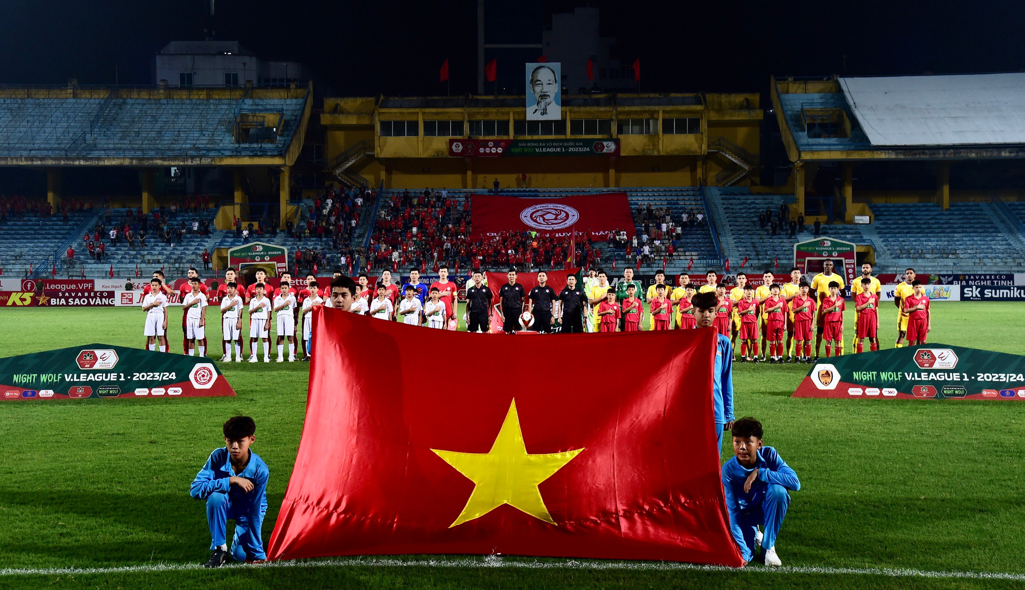 Hai đội thực hiện nghi thức chào cờ trước trận đấu.