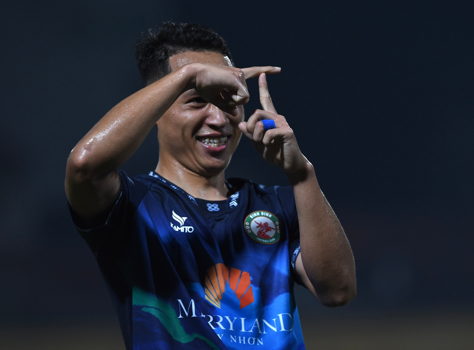 Nguyễn Văn Đức ăn mừng bàn thắng của Bình Định.