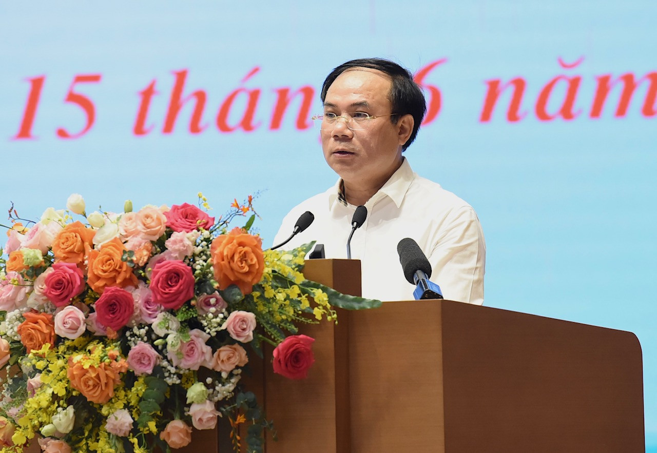 Thứ trưởng Xây dựng Nguyễn Văn Sinh báo cáo tại Hội nghị.