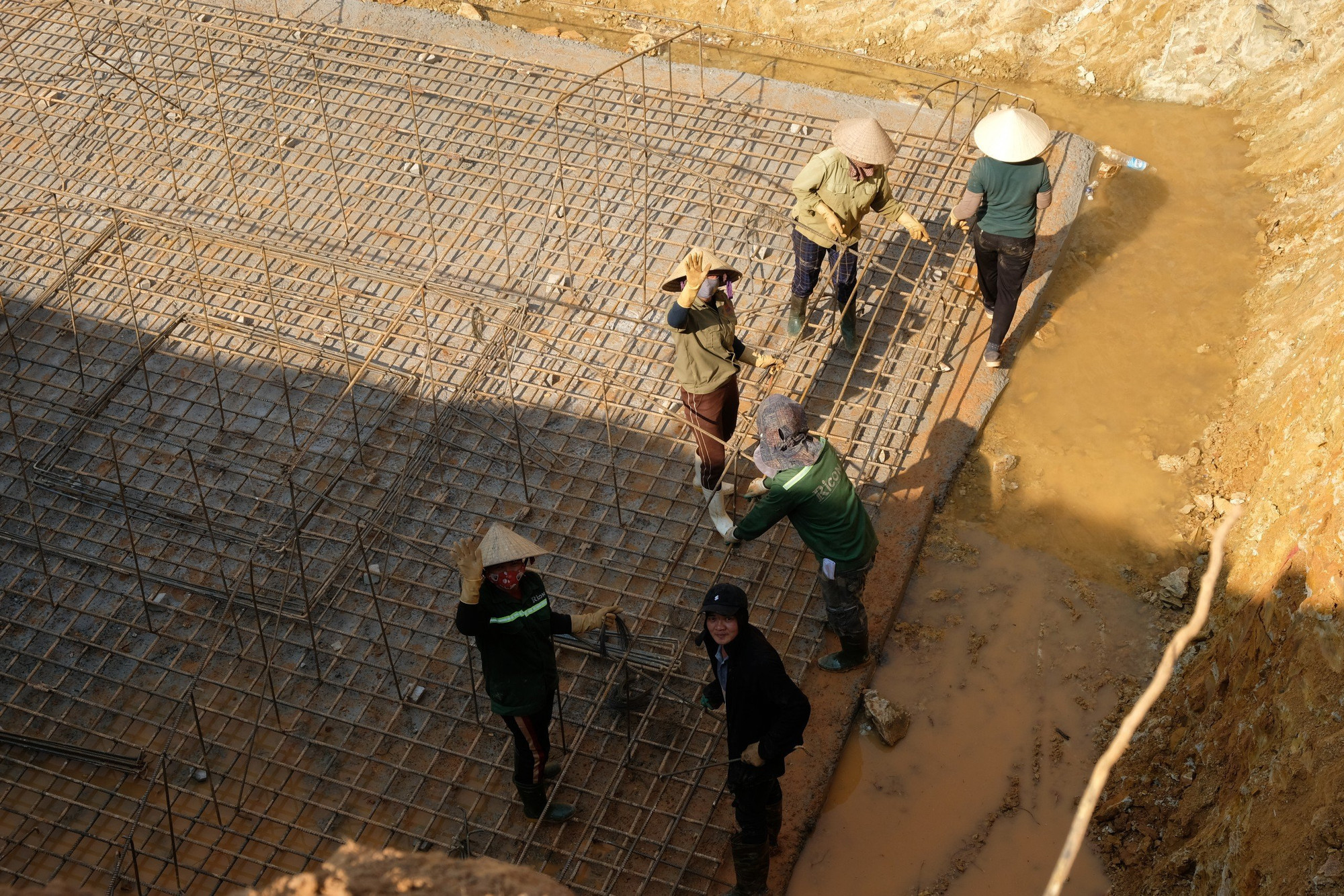 Mặc dù vất vả nắng mưa, thế nhưng không khí vui tươi luôn được các công nhân tạo ra.