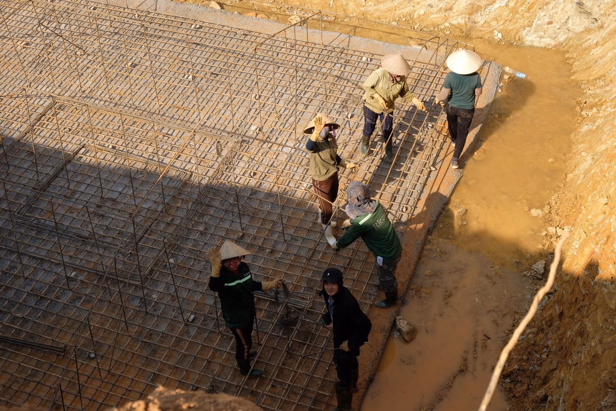 Mặc dù vất vả nắng mưa, thế nhưng không khí vui tươi luôn được các công nhân tạo ra.