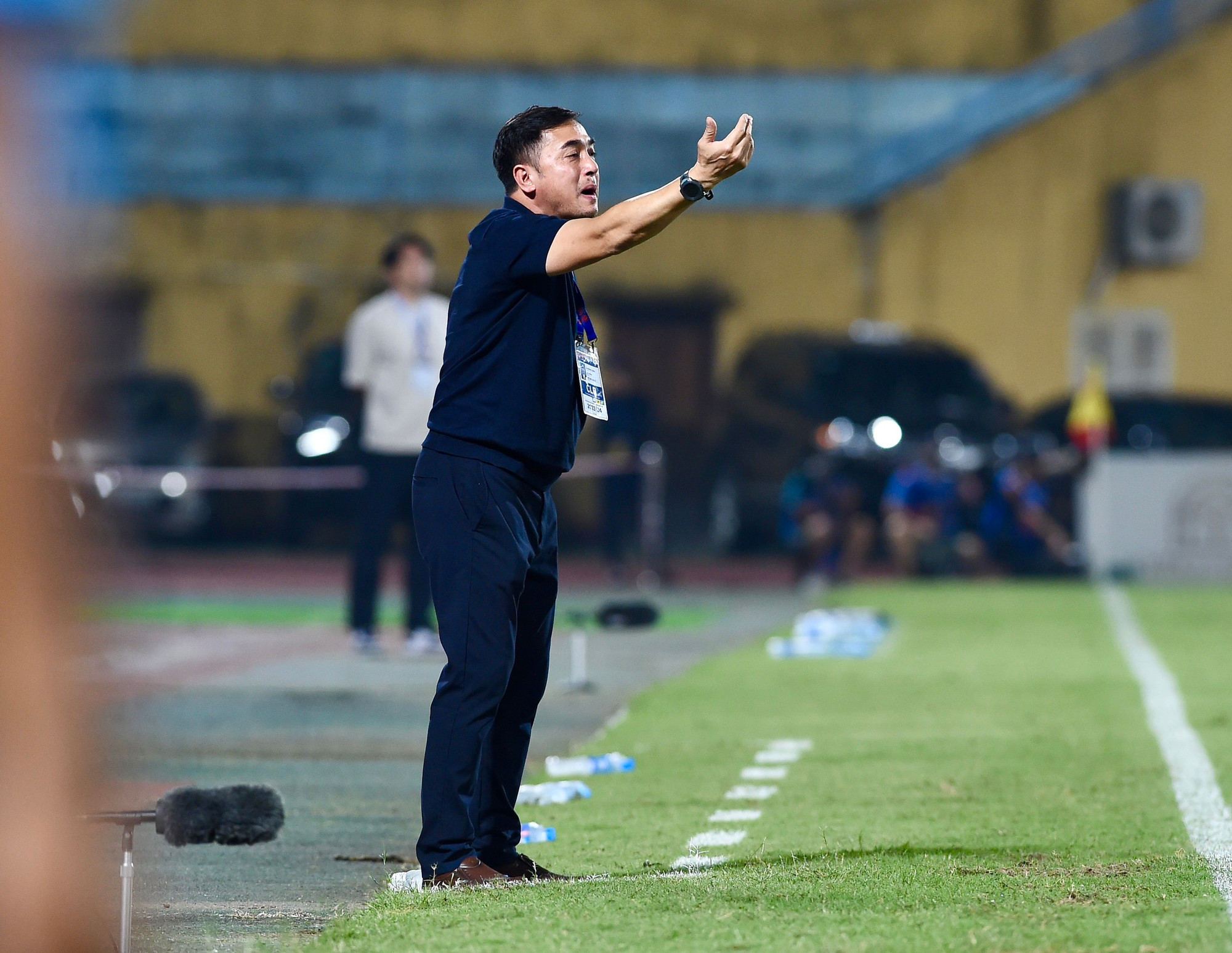 Huấn luyện viên trưởng Nguyễn Đức Thắng chỉ đạo các học trò.