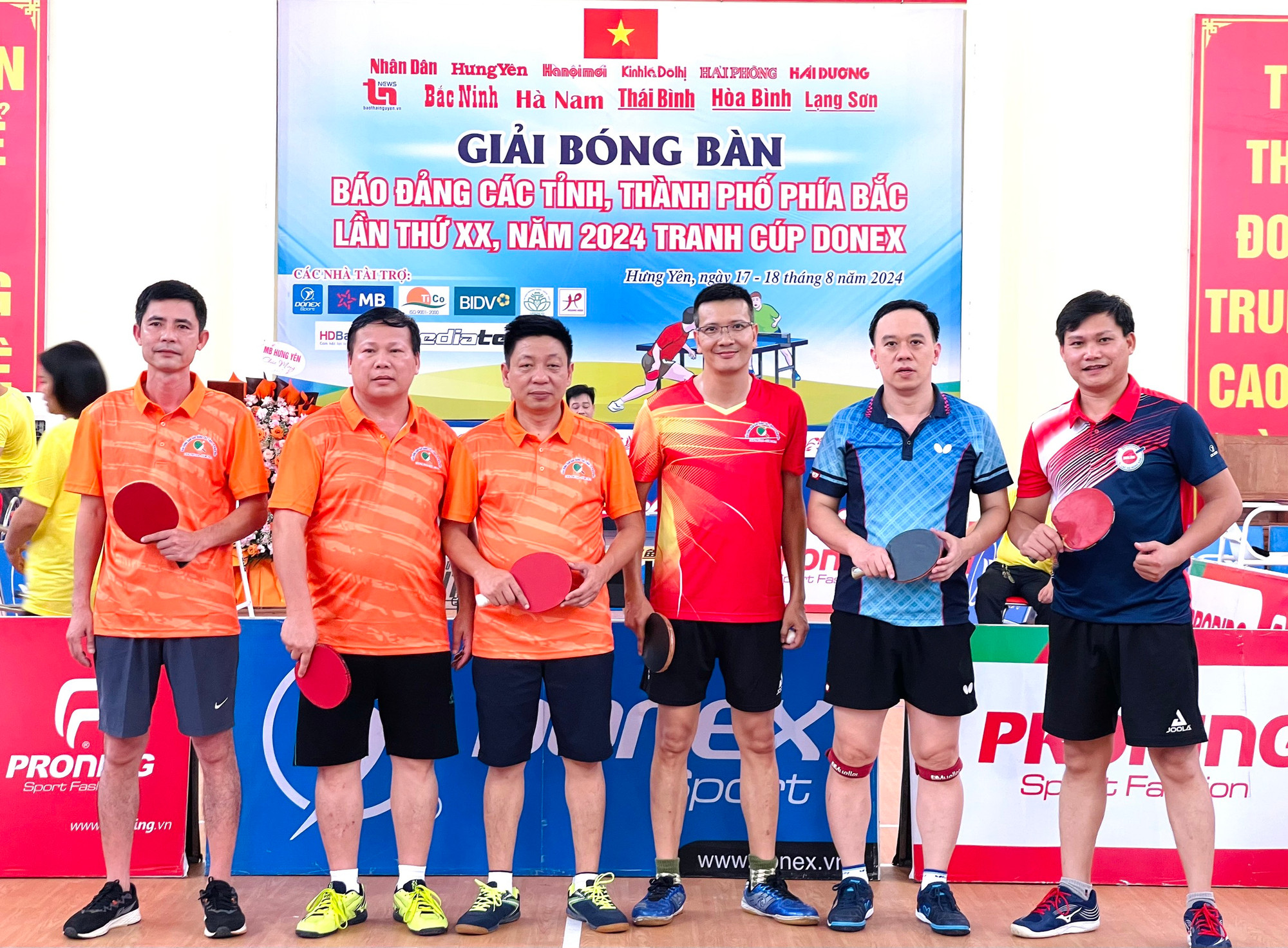 Đoàn bóng bàn Báo Hòa Bình và Báo Nhân Dân chụp ảnh lưu niệm trước khi thi đấu nội dung đồng đội nam.