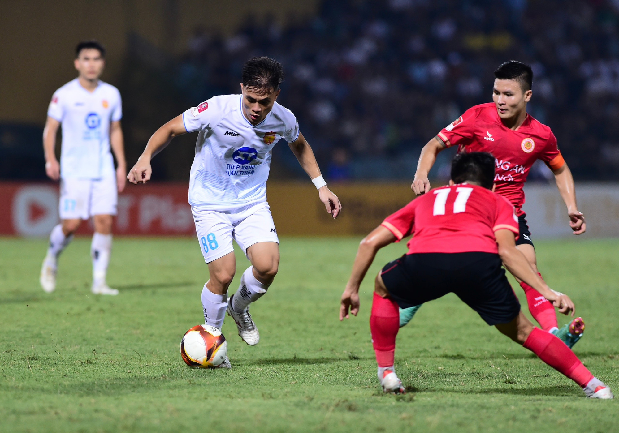 10 phút sau, từ pha tấn công của Nam Định, Hendrio tạt bóng vào để Văn Đạt khẽ chạm đưa bóng đến cột xa. Rafaelson tiếp cận đưa bóng vào khung thành Công an Hà Nội. Công nghệ VAR lập tức vào cuộc và xác định có bàn thắng cho Rafaelson. Nam Định vượt lên dẫn 2-1.