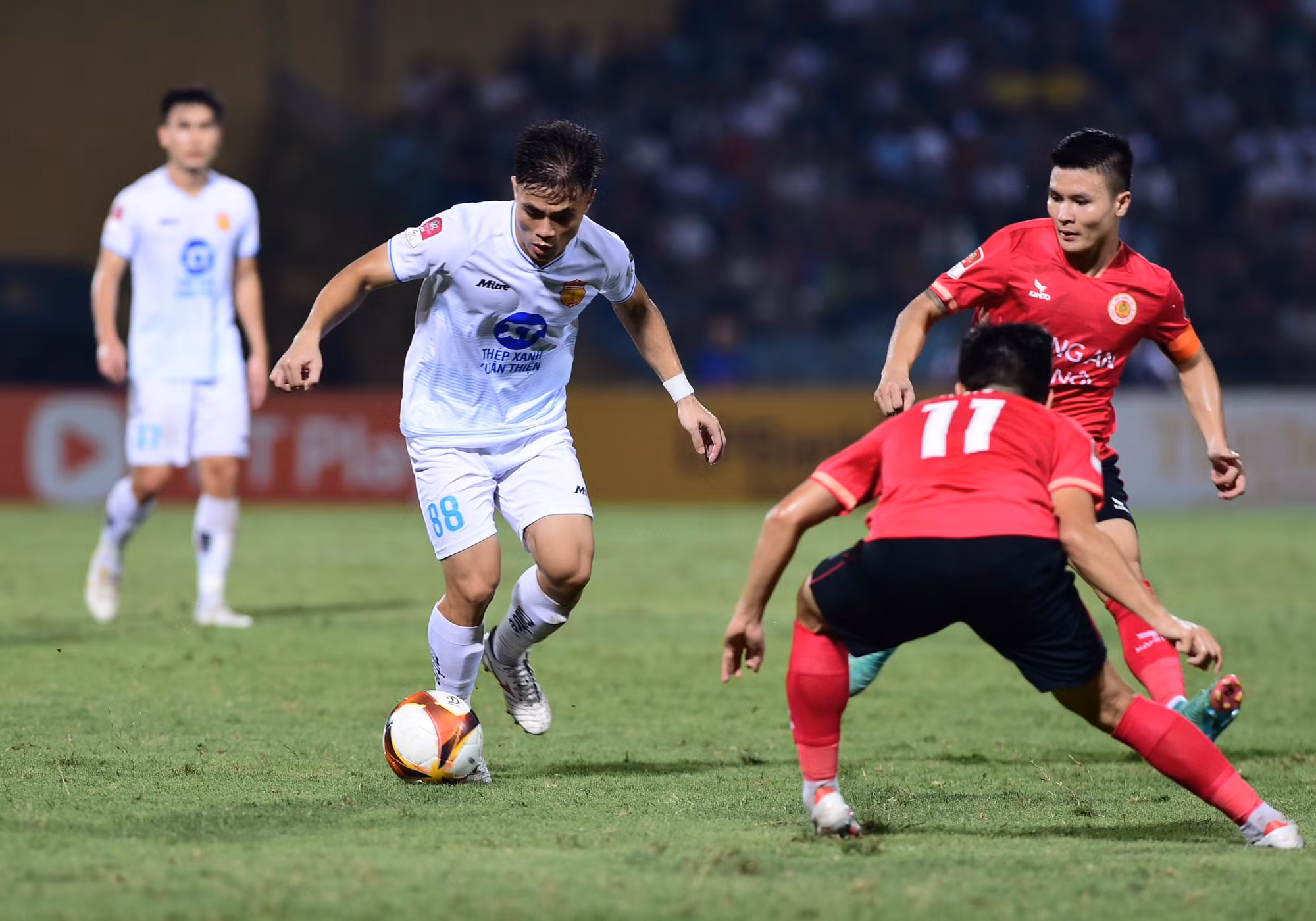 10 phút sau, từ pha tấn công của Nam Định, Hendrio tạt bóng vào để Văn Đạt khẽ chạm đưa bóng đến cột xa. Rafaelson tiếp cận đưa bóng vào khung thành Công an Hà Nội. Công nghệ VAR lập tức vào cuộc và xác định có bàn thắng cho Rafaelson. Nam Định vượt lên dẫn 2-1.