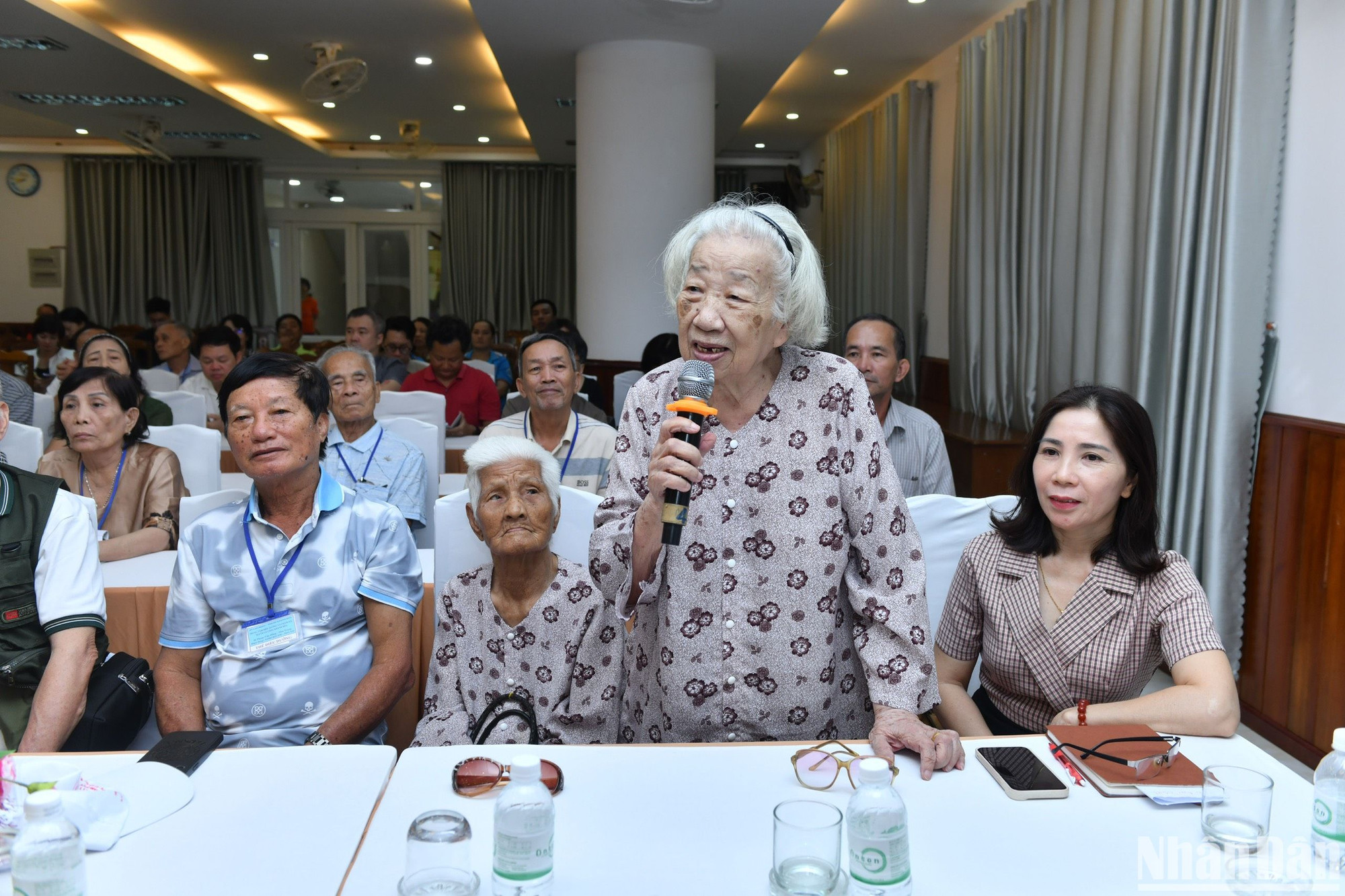 Bà Trần Thị Xương thay mặt những người có công tại Trung tâm cảm ơn Báo Nhân Dân.