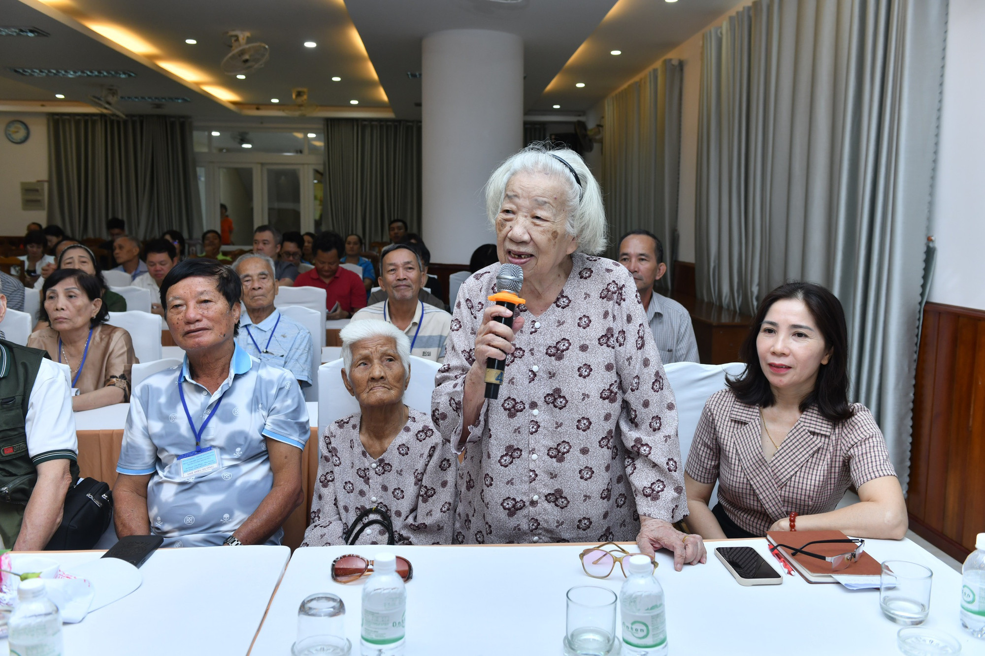 Bà Trần Thị Xương - một trong hai người có công ngoài tuổi 90 ở Trung tâm chia sẻ niềm vui mừng khi được các nhà báo quan tâm, tri ân.