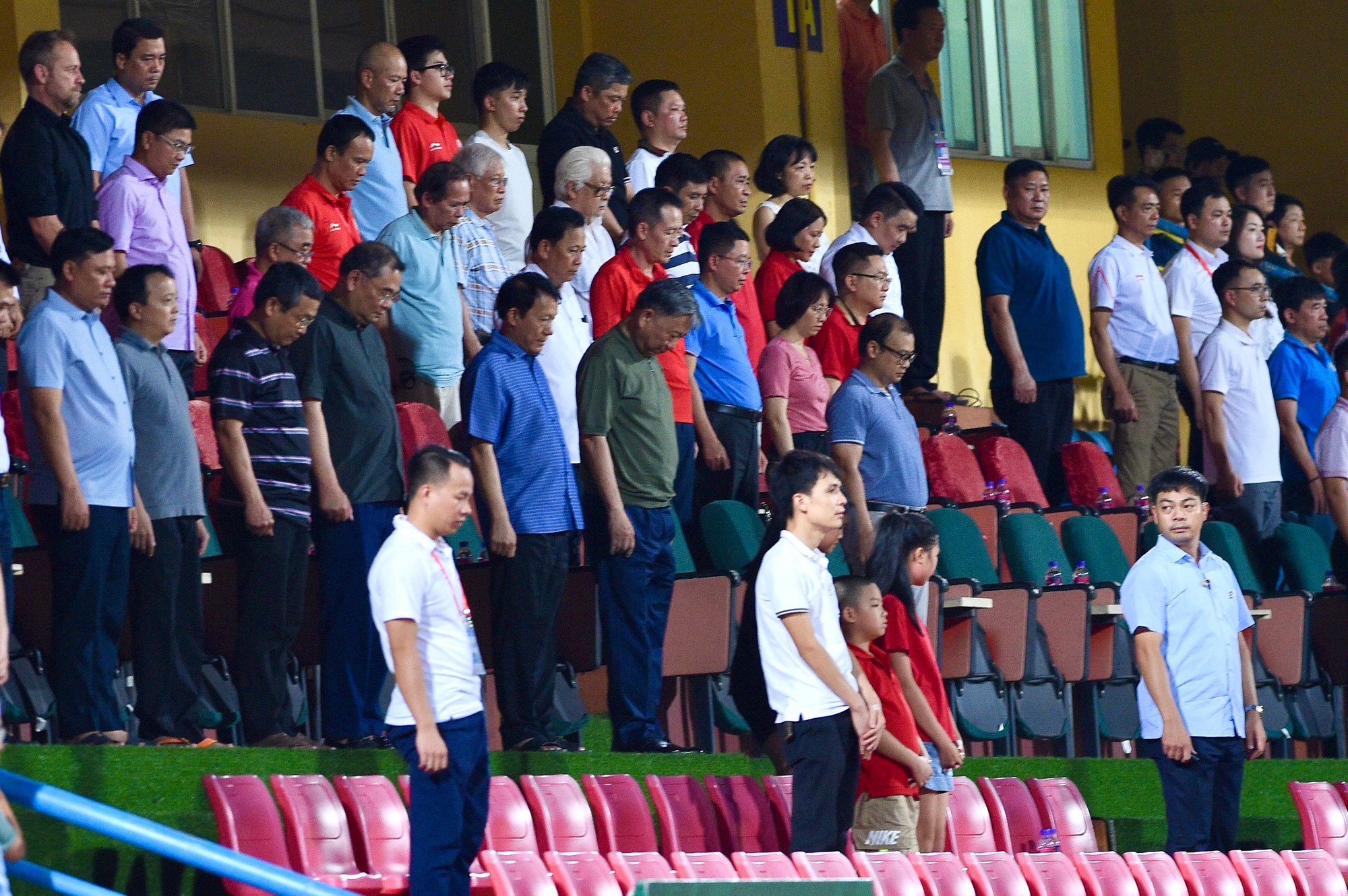 Chủ tịch nước Tô Lâm cùng các khán giả dành 1 phút mặc niệm 14 người tử vong trong vụ cháy ở Trung Kính. Chủ tịch nước Tô Lâm cùng các khán giả dành 1 phút mặc niệm 14 người tử vong trong vụ cháy ở Trung Kính.