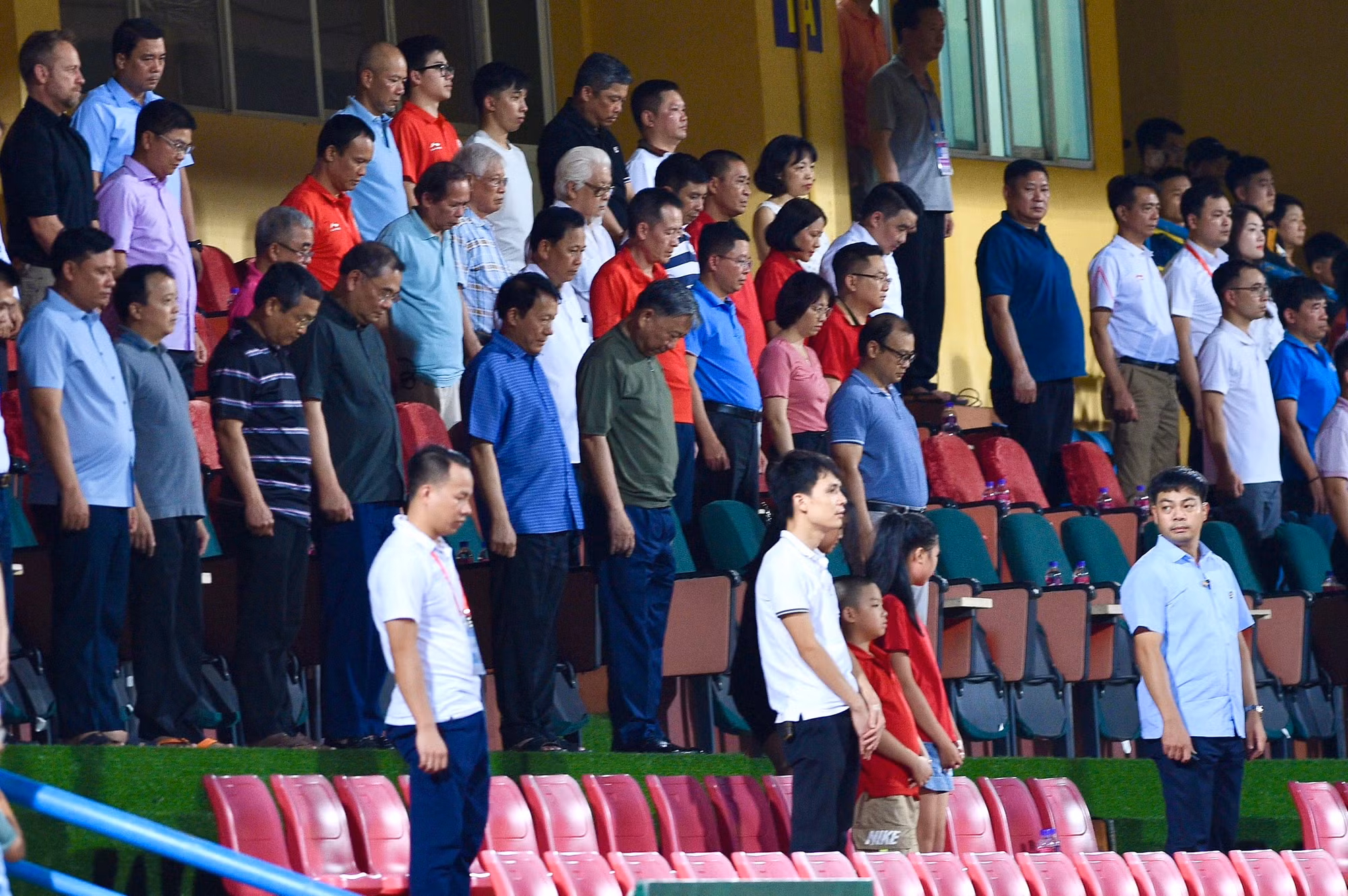 Chủ tịch nước Tô Lâm cùng các khán giả dành 1 phút mặc niệm 14 người tử vong trong vụ cháy ở Trung Kính.