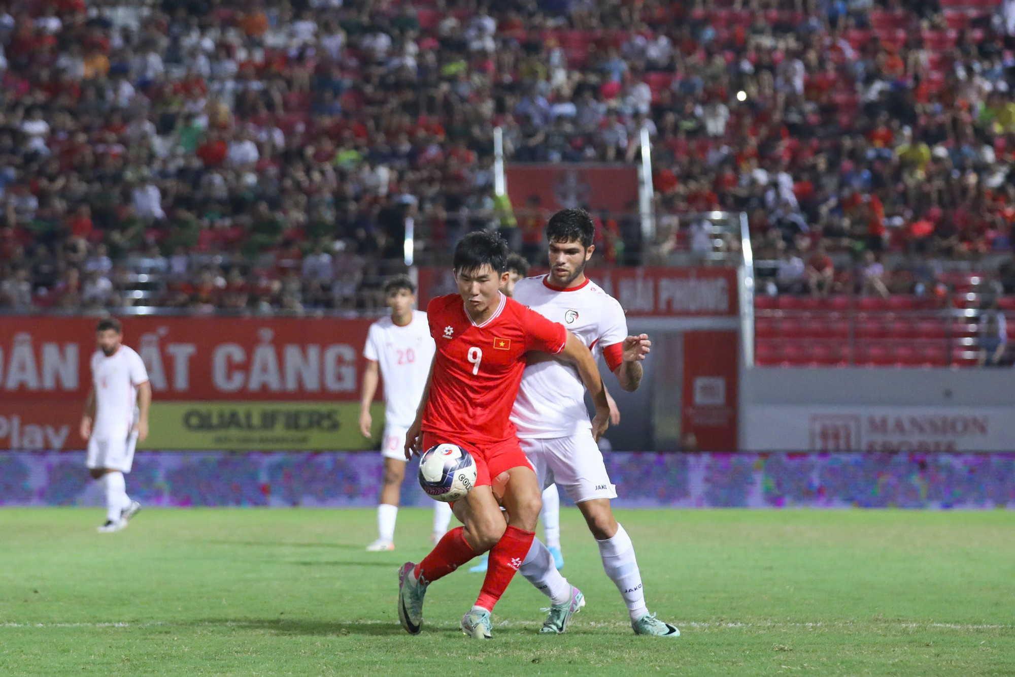 Tuyến giữa của hai đội thi đấu không thực sự hiệu quả khi có ít cơ hội được tạo ra.