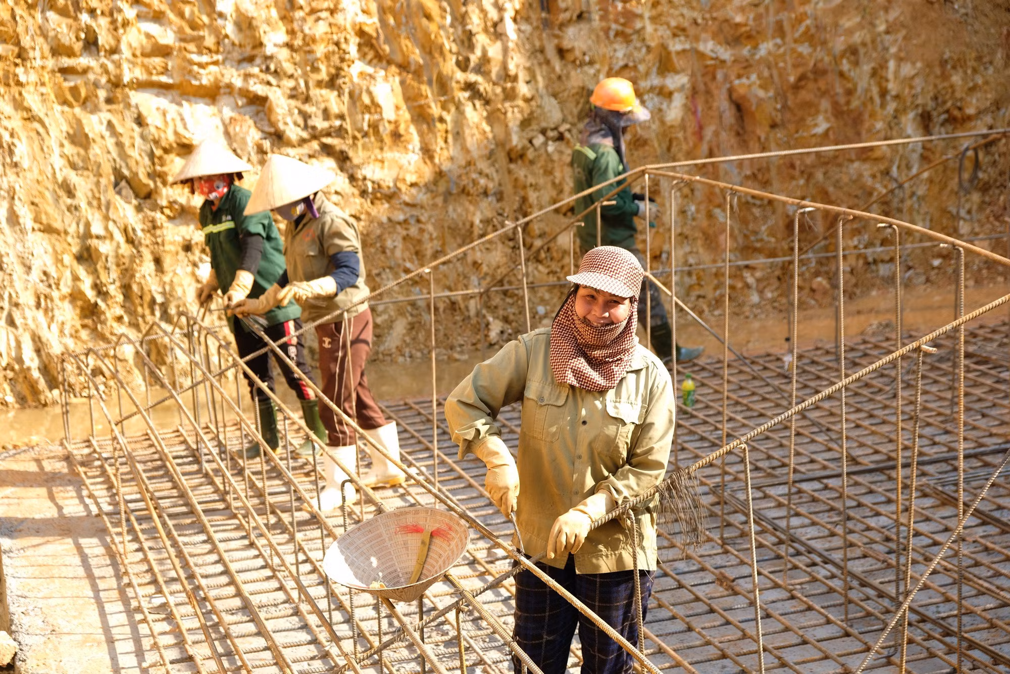 Các nữ công nhân đem lại không khí phấn khởi tại công trường.