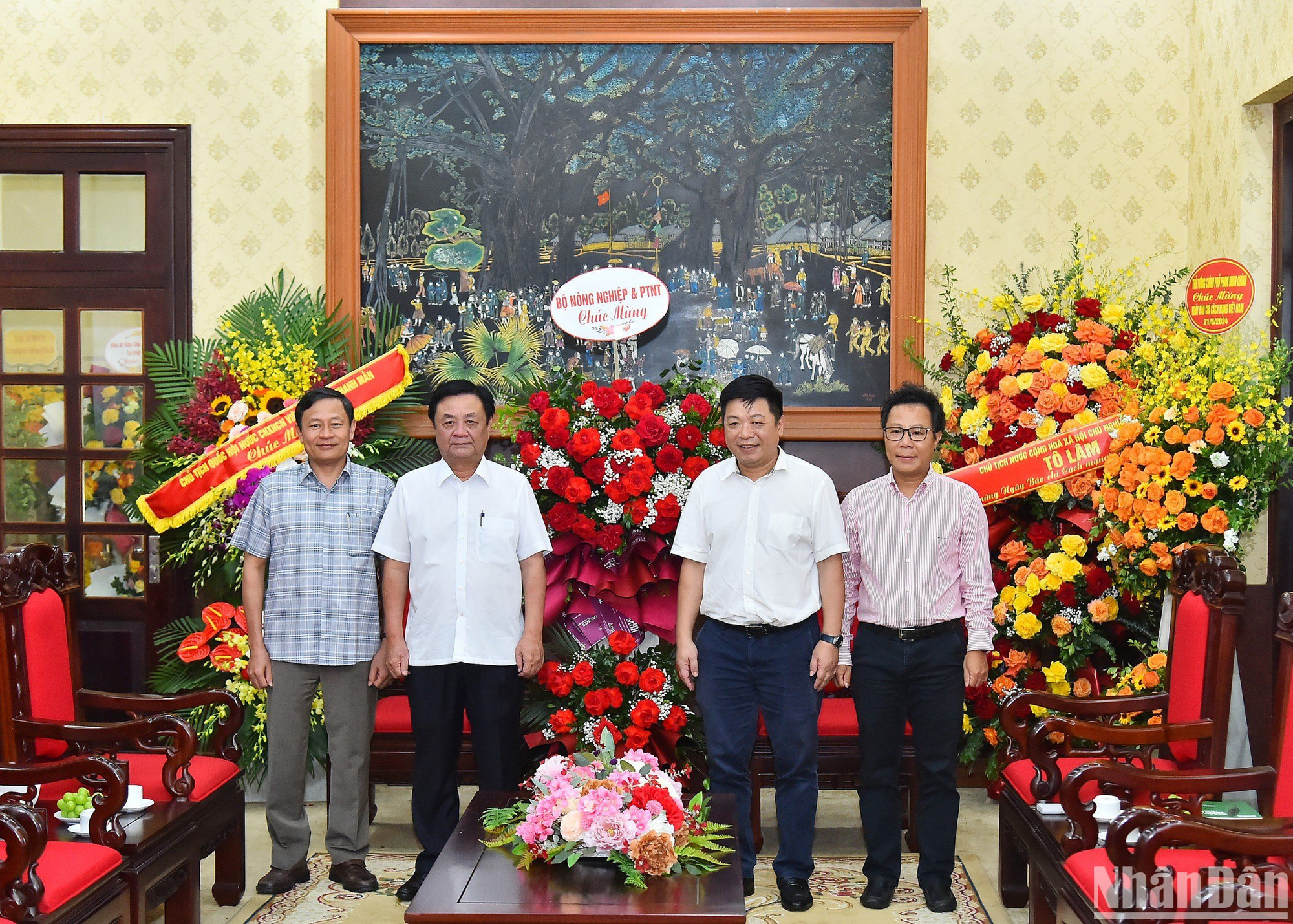 Bộ trưởng Nông nghiệp và Phát triển Nông thôn Lê Minh Hoan tặng hoa chúc mừng Báo Nhân Dân nhân dịp kỷ niệm 99 năm Ngày Báo chí cách mạng Việt Nam.