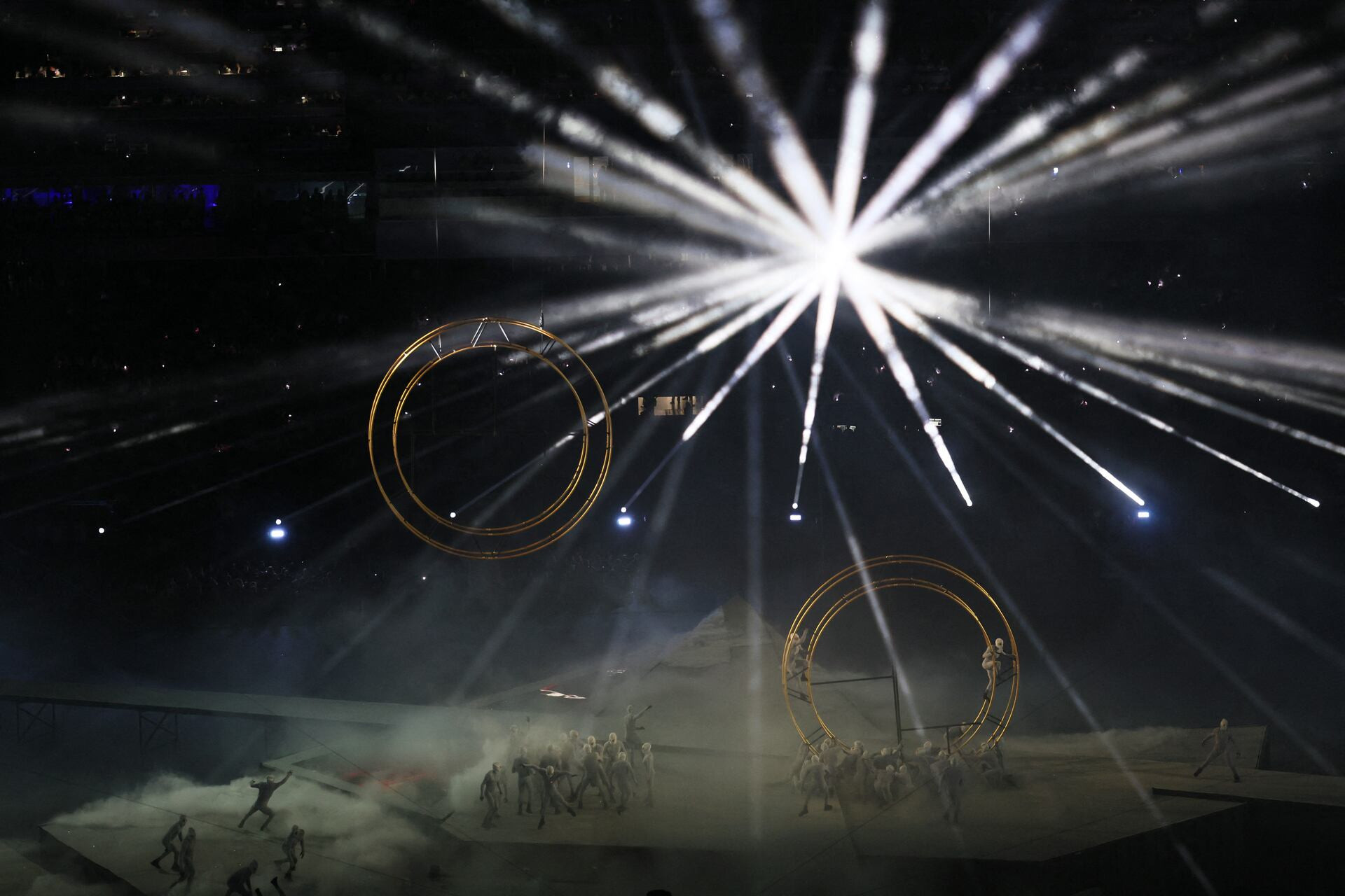 Hiệu ứng âm thanh và ánh sáng khiến các khán giả hòa mình cùng buổi lễ.