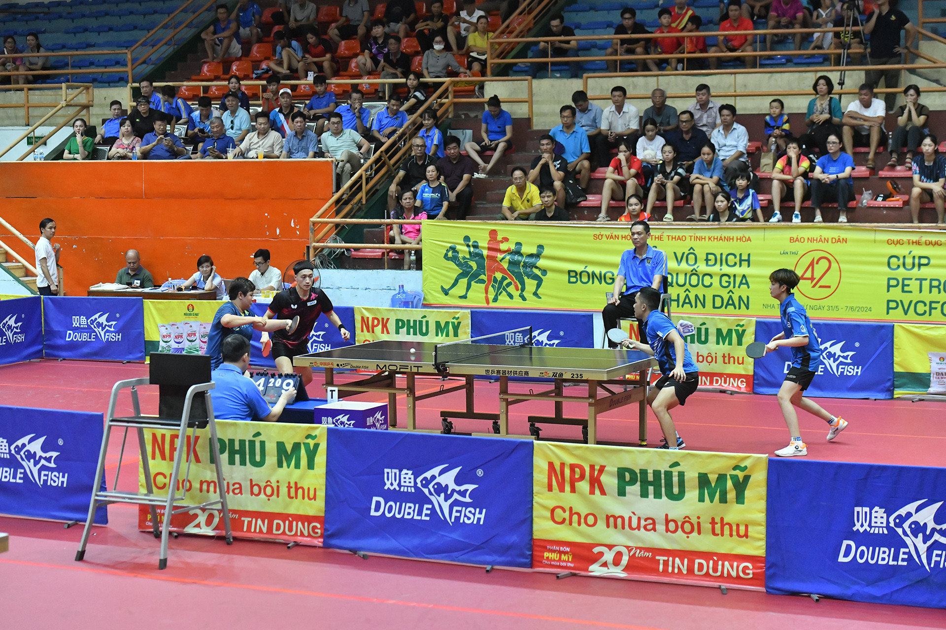 Trận chung kết thu hút đông đảo người hâm mộ tới nhà thi đấu thể thao tỉnh Khánh Hòa theo dõi. Trận chung kết thu hút đông đảo người hâm mộ tới nhà thi đấu thể thao tỉnh Khánh Hòa theo dõi.