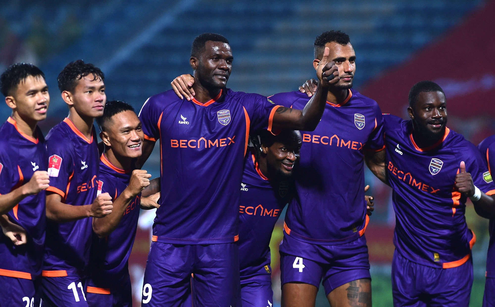 Bước ngoặt của trận đấu xảy ra vào phút 71, Ibara của Bình Dương bị Mạnh Cường phạm lỗi trong vòng cấm của chủ nhà. VAR có lần thứ 2 vào cuộc, trọng tài chính sau đó đã quyết định thổi phạt đền cho đội bóng của HLV Lê Huỳnh Đức. Trên chấm 11m, Ibara dứt điểm chính xác mở tỷ số cho Bình Dương.