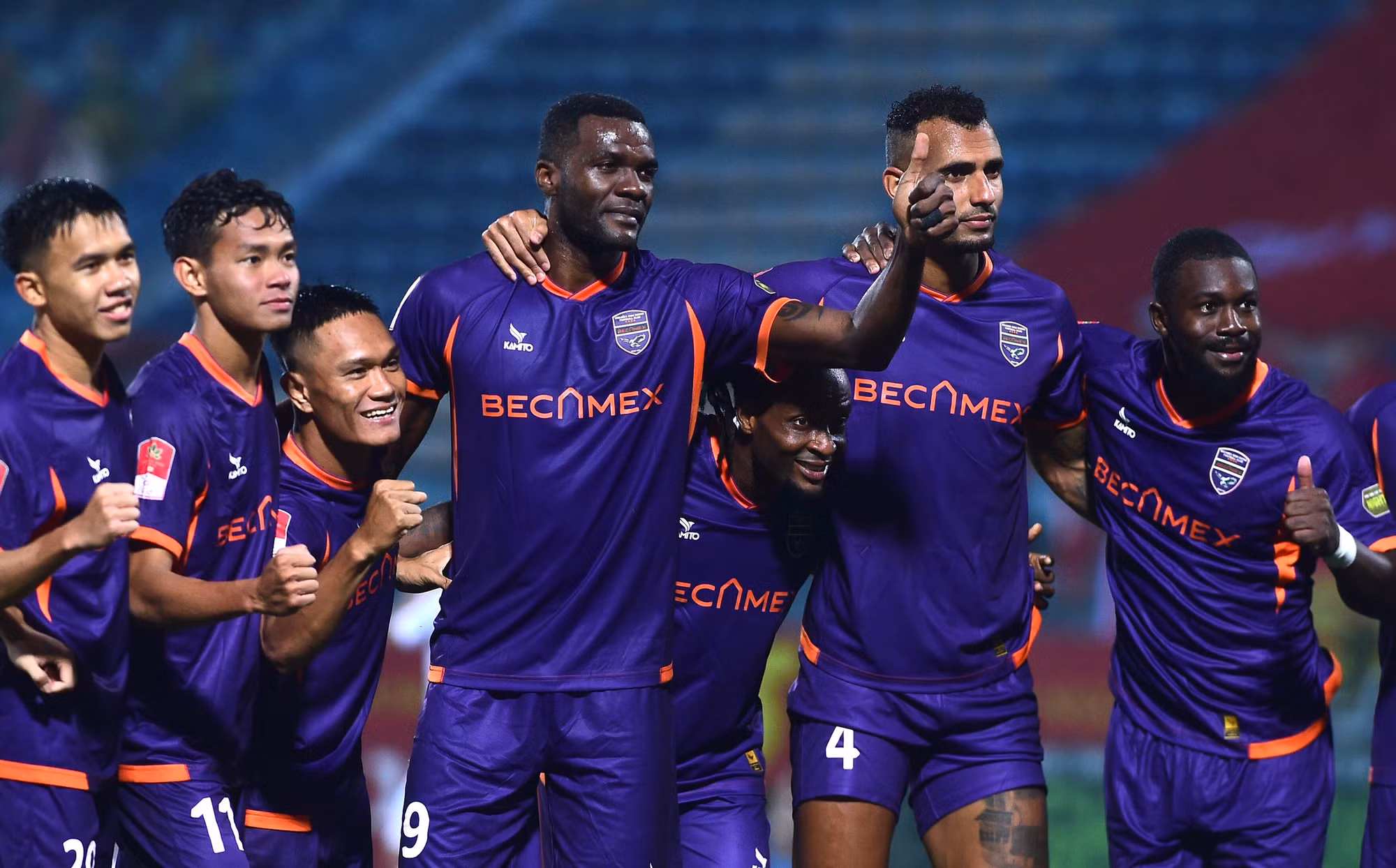 Bước ngoặt của trận đấu xảy ra vào phút 71, Ibara của Bình Dương bị Mạnh Cường phạm lỗi trong vòng cấm của chủ nhà. VAR có lần thứ 2 vào cuộc, trọng tài chính sau đó đã quyết định thổi phạt đền cho đội bóng của HLV Lê Huỳnh Đức. Trên chấm 11m, Ibara dứt điểm chính xác mở tỷ số cho Bình Dương.