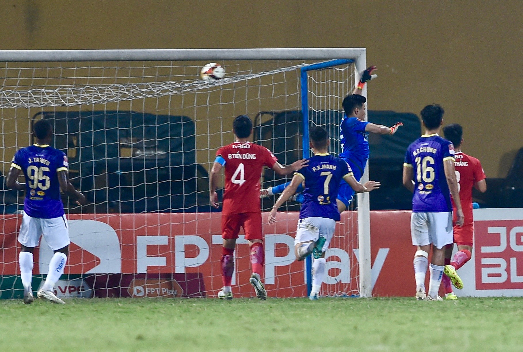 Pha bóng nguy hiểm trước khung thành thủ môn đội Thể công Viettel.