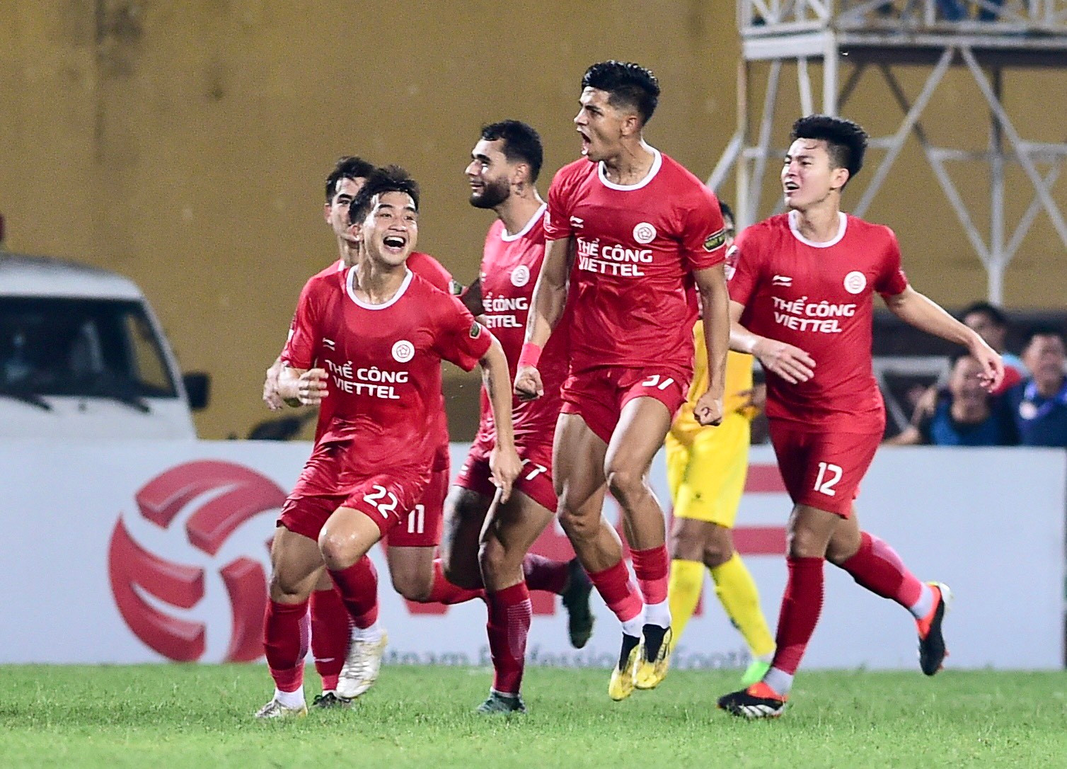 Trong những phút cuối cùng của hiệp 2, Joao Pedro đã tỏa sáng với cú đánh đầu tung lưới Quảng Nam ở phút 90+5, qua đó khép lại chiến thắng 3-2 đầy nghẹt thở cho Thể Công Viettel.