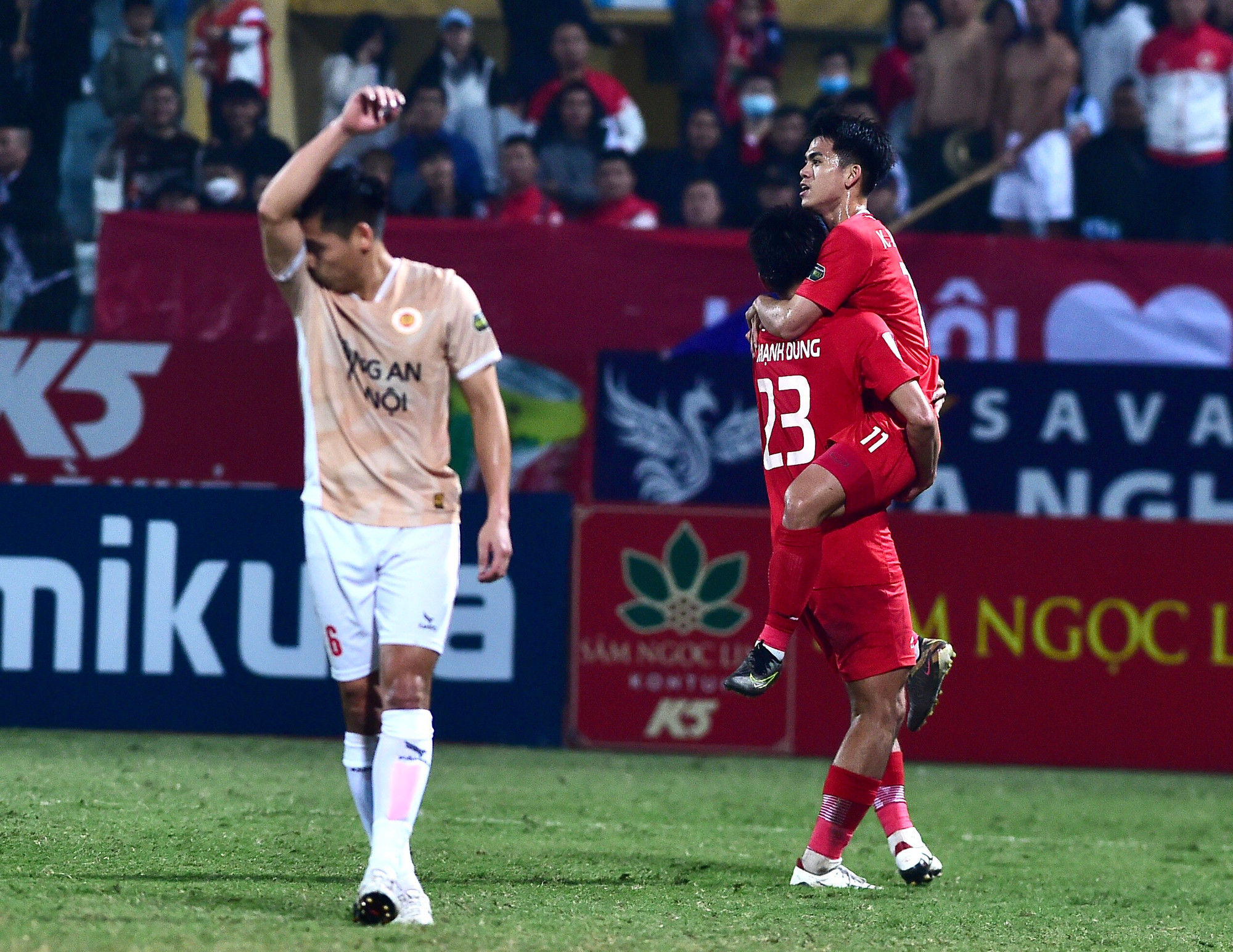 Thể Công Viettel nới rộng khoảng cách lên 3-0. Nhận đường chuyền của đồng đội, Văn Khang bứt tốc bên cánh phải, anh dẫn bóng vào vòng cấm rồi tung cú sút chéo góc rất căng hạ gục thủ thành Nguyễn Filip lần thứ 3.