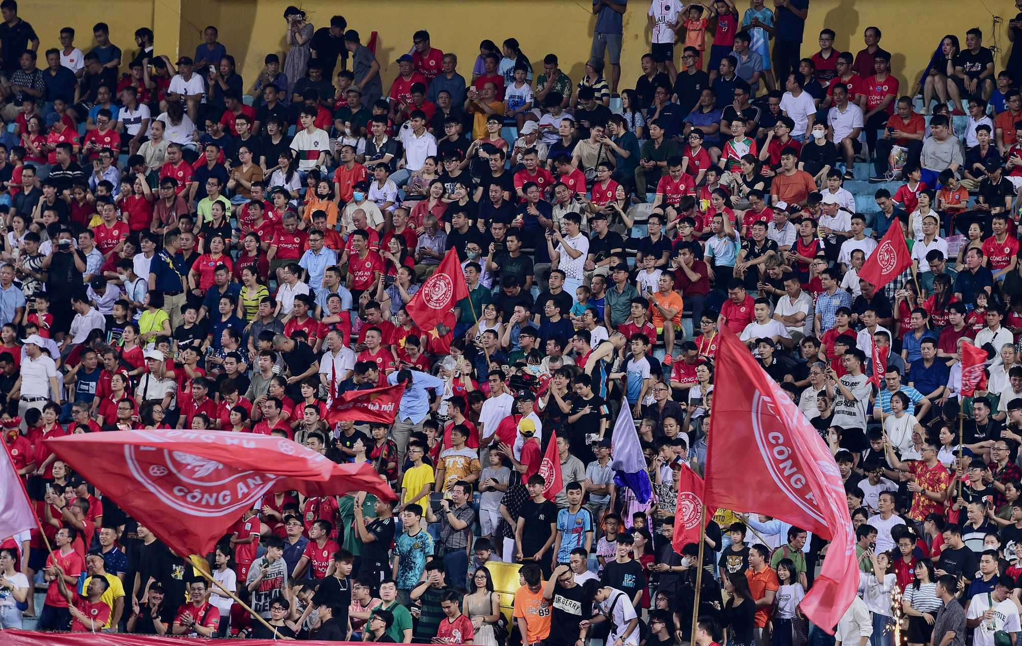 Hội cổ động viên Công an Hà Nội tới lấp kín khán đài sân Hàng Đẫy.