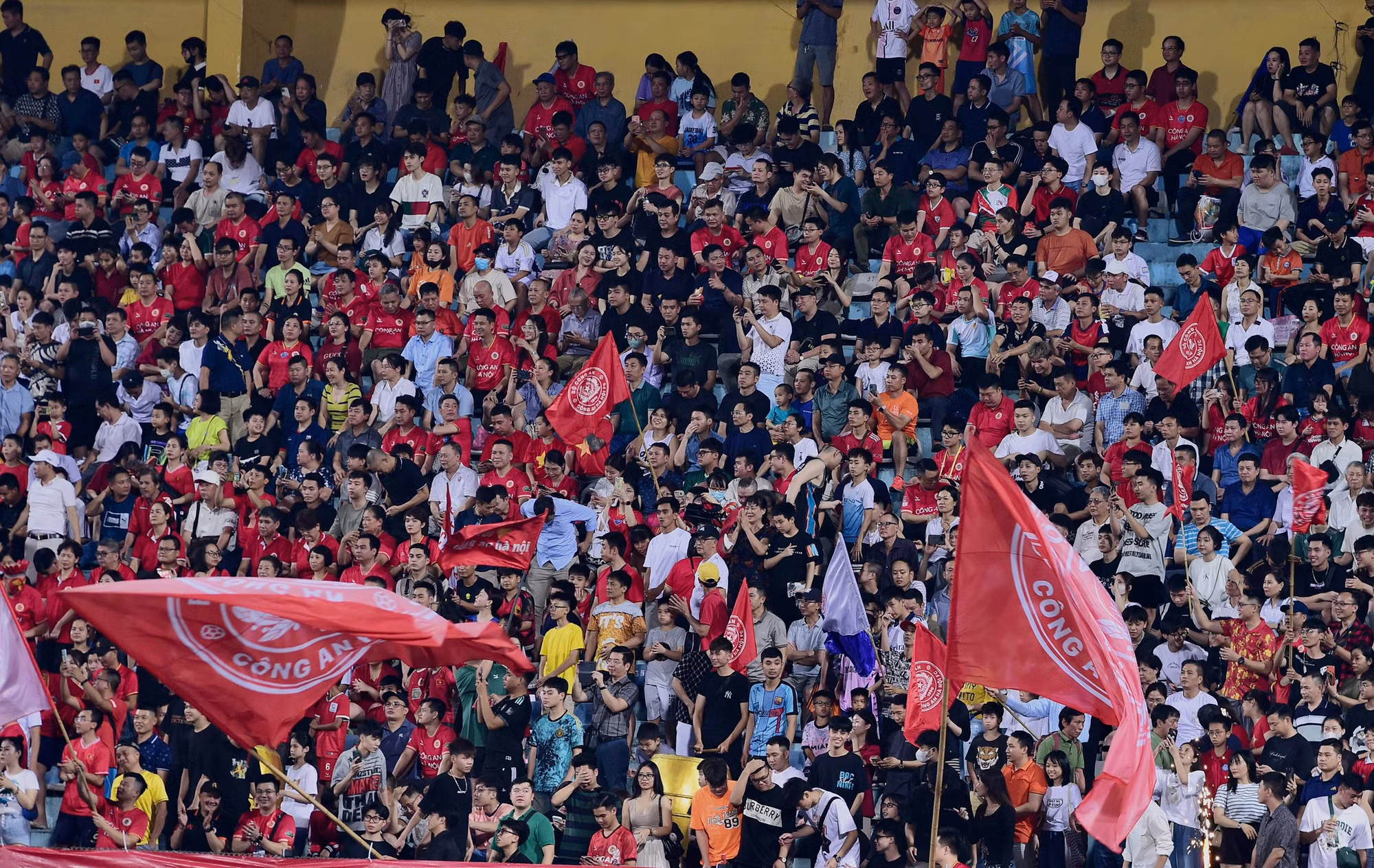 Hội cổ động viên Công an Hà Nội tới lấp kín khán đài sân Hàng Đẫy.