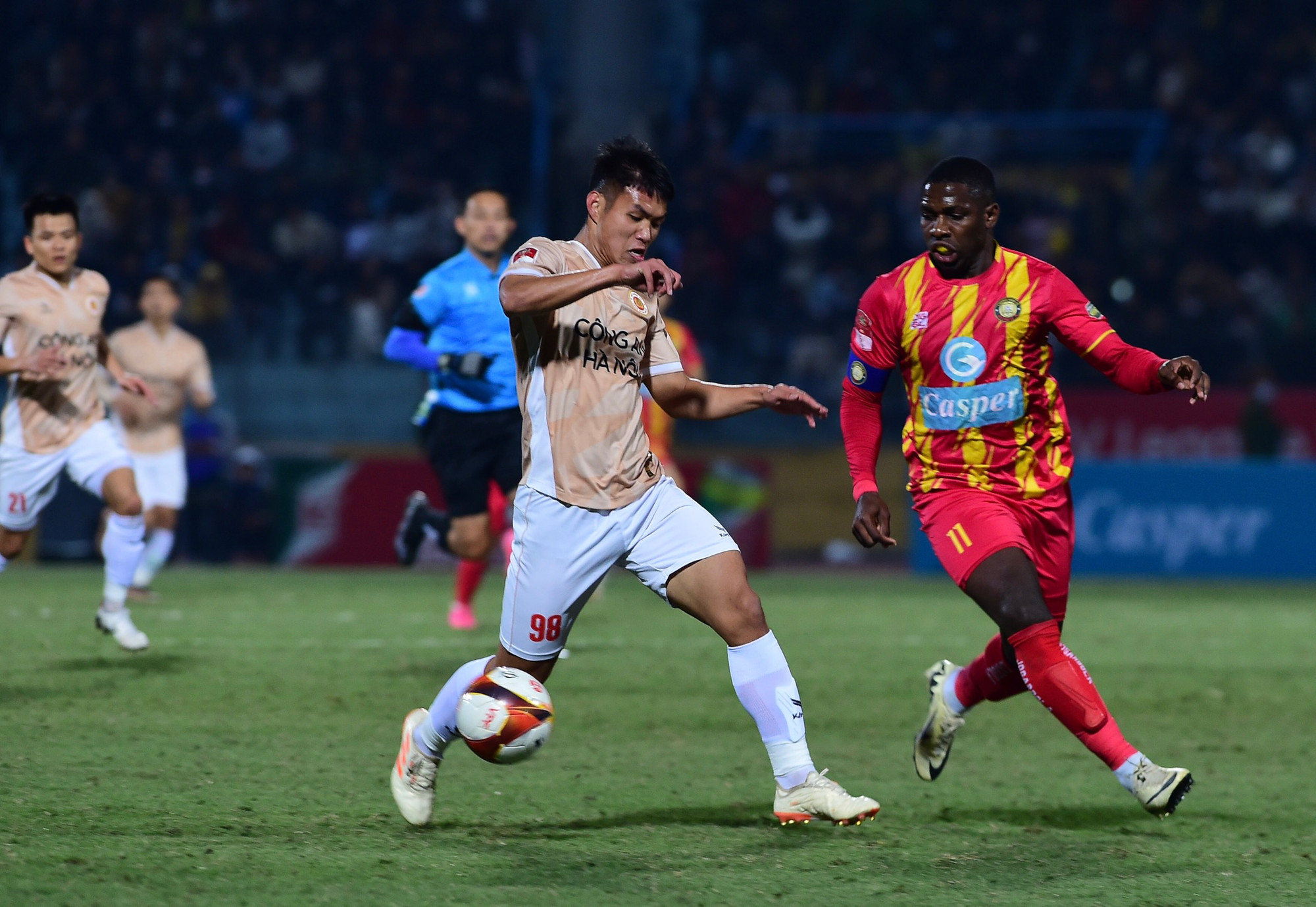 Bàn mở tỷ số từ sớm giúp các học trò của HLV Kiatisuk thi đấu càng thoải mái hơn. Bàn mở tỷ số từ sớm giúp các học trò của HLV Kiatisuk thi đấu càng thoải mái hơn.