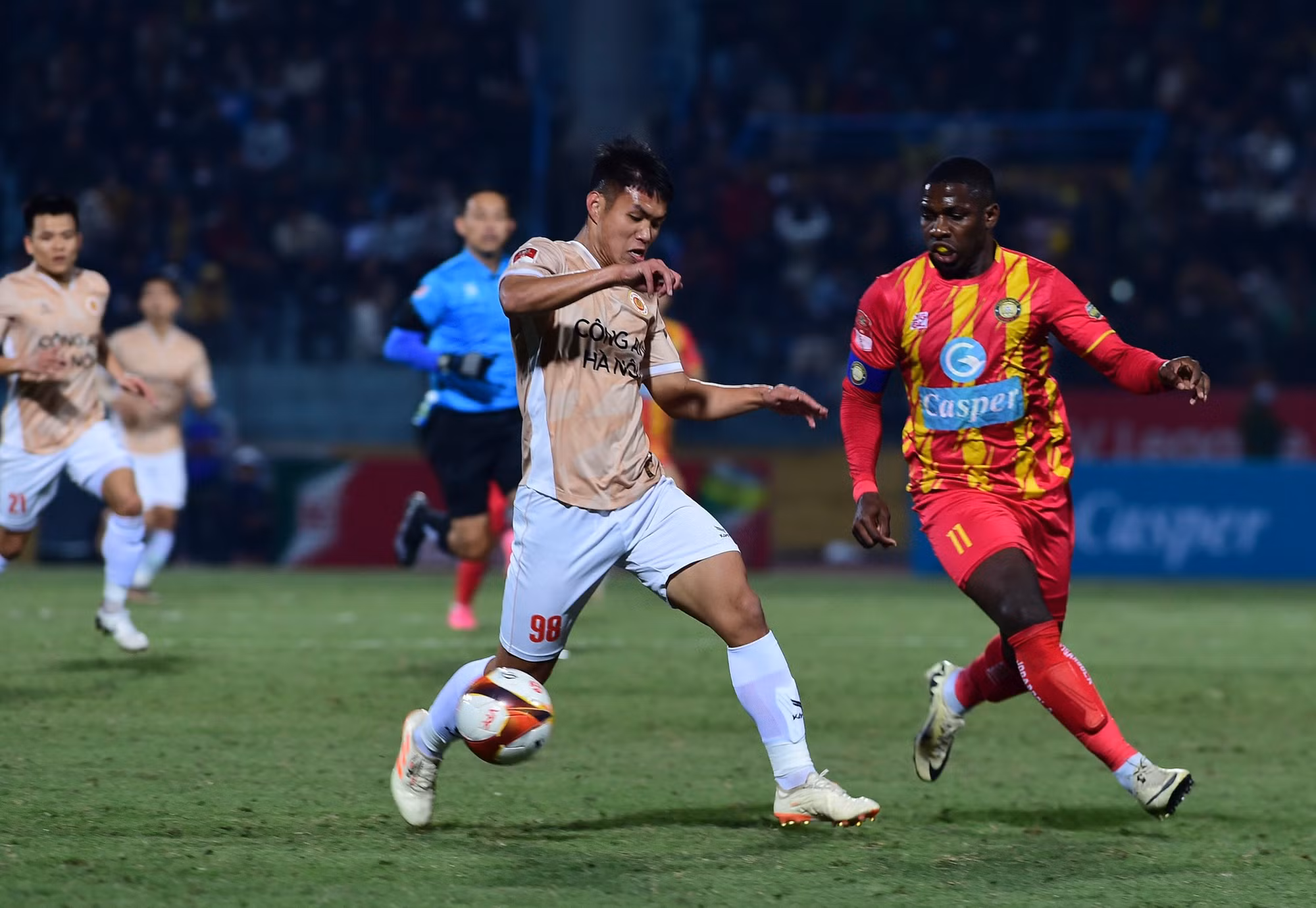 Bàn mở tỷ số từ sớm giúp các học trò của HLV Kiatisuk thi đấu càng thoải mái hơn.