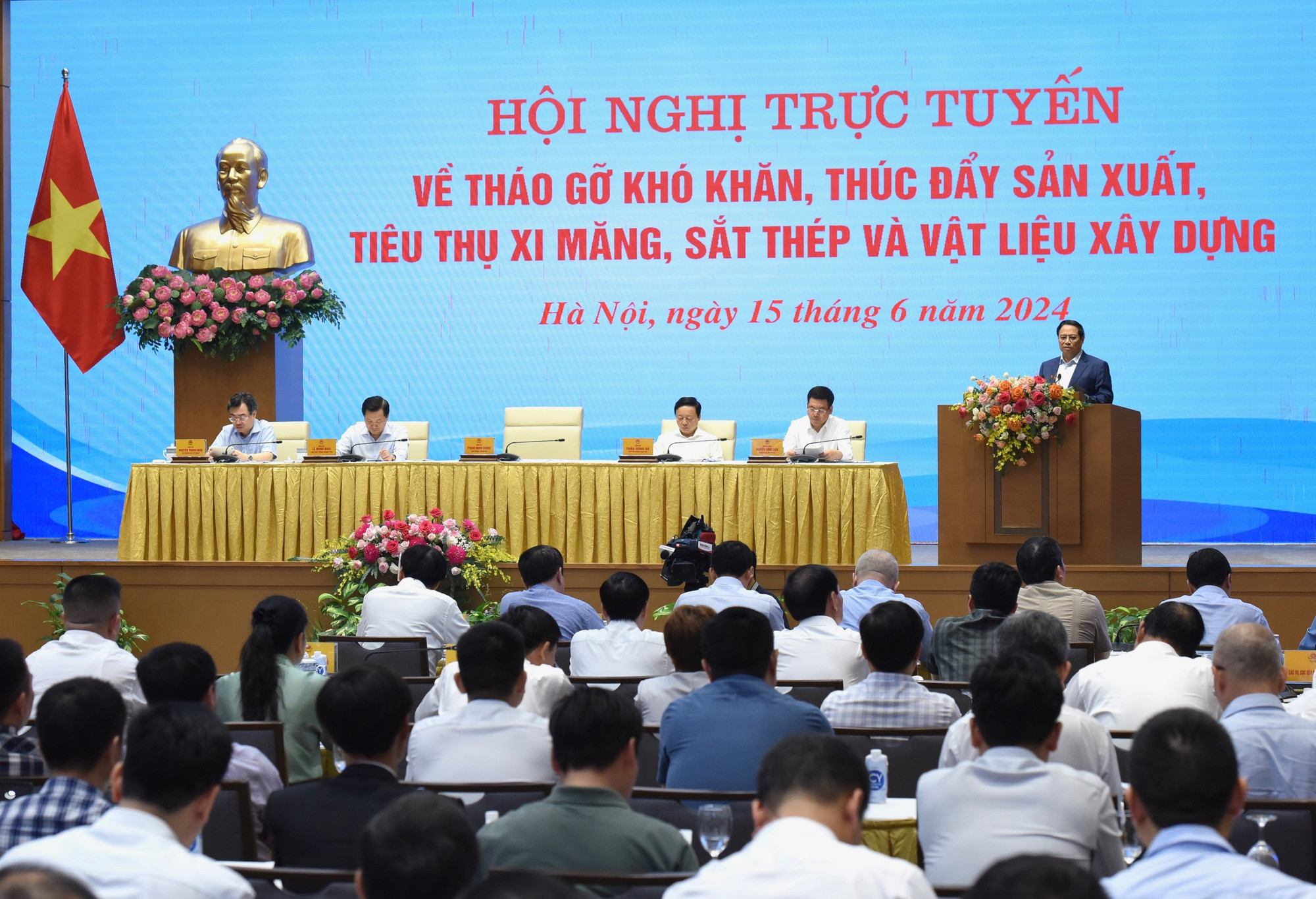 Thủ tướng đề nghị các đại biểu trao đổi, thảo luận, chia sẻ với tinh thần thẳng thắn, trách nhiệm.